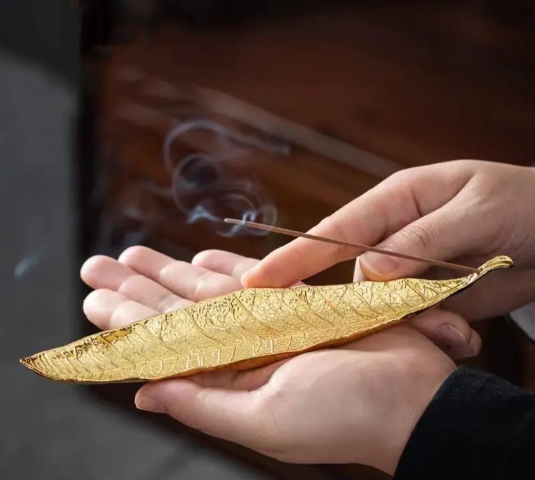 Altın Sarısı Yaprak Metal Tütsü Yakıcı & Lotus Kırmızı Tutucu ve 18 gr Tütsü 