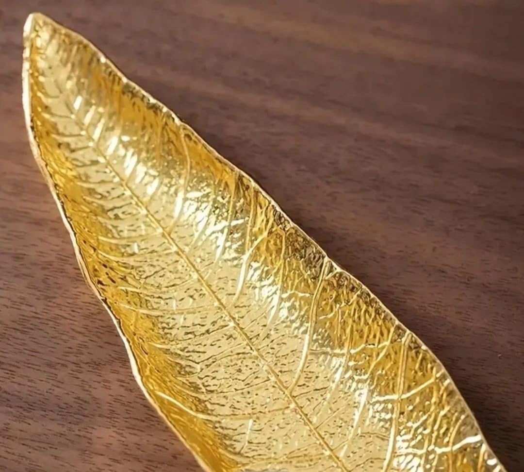 Altın Sarısı Yaprak Metal Tütsü Yakıcı & Lotus Kırmızı Tutucu ve 18 gr Tütsü 