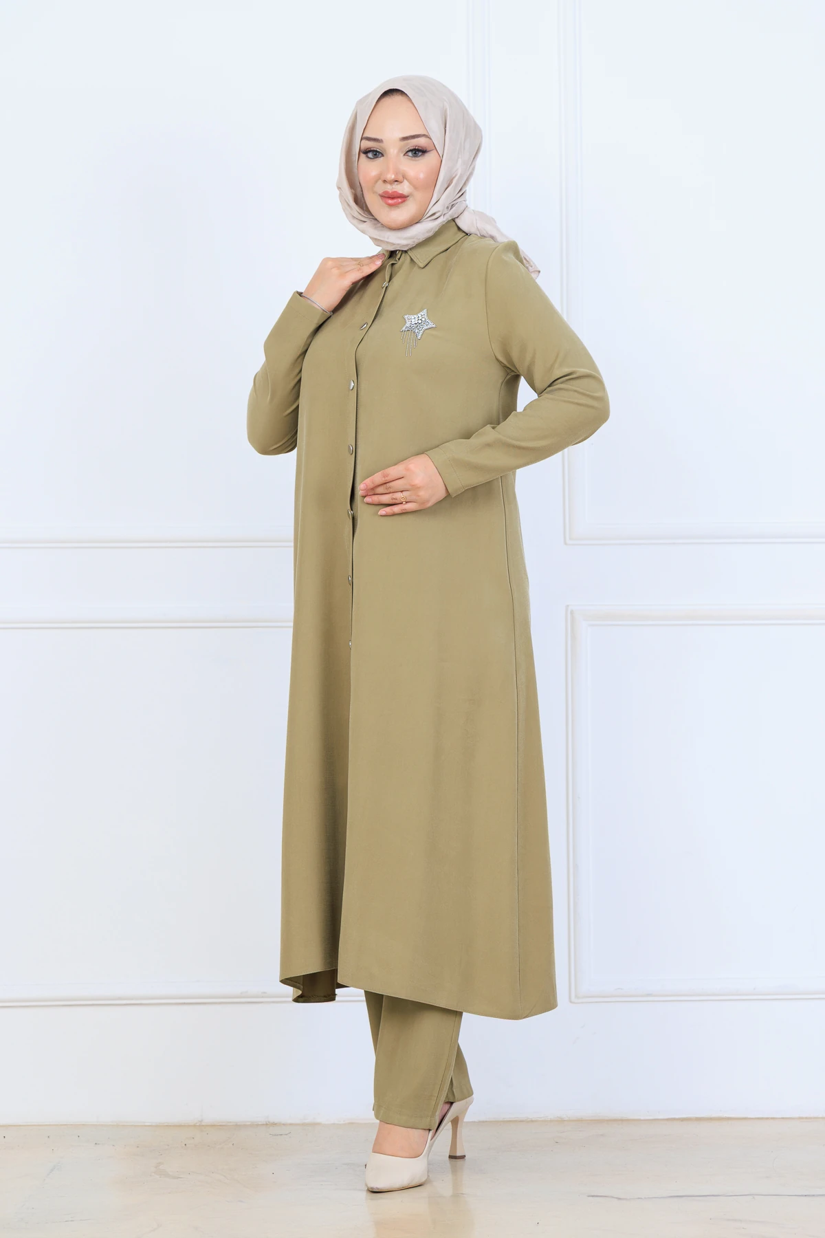 Yumuşak Organik Kumaş Gömlek Yaka Tesettür Kadın Uzun Tunik Pantolonlu İkili Takım 10133 - Yağ Yeşil