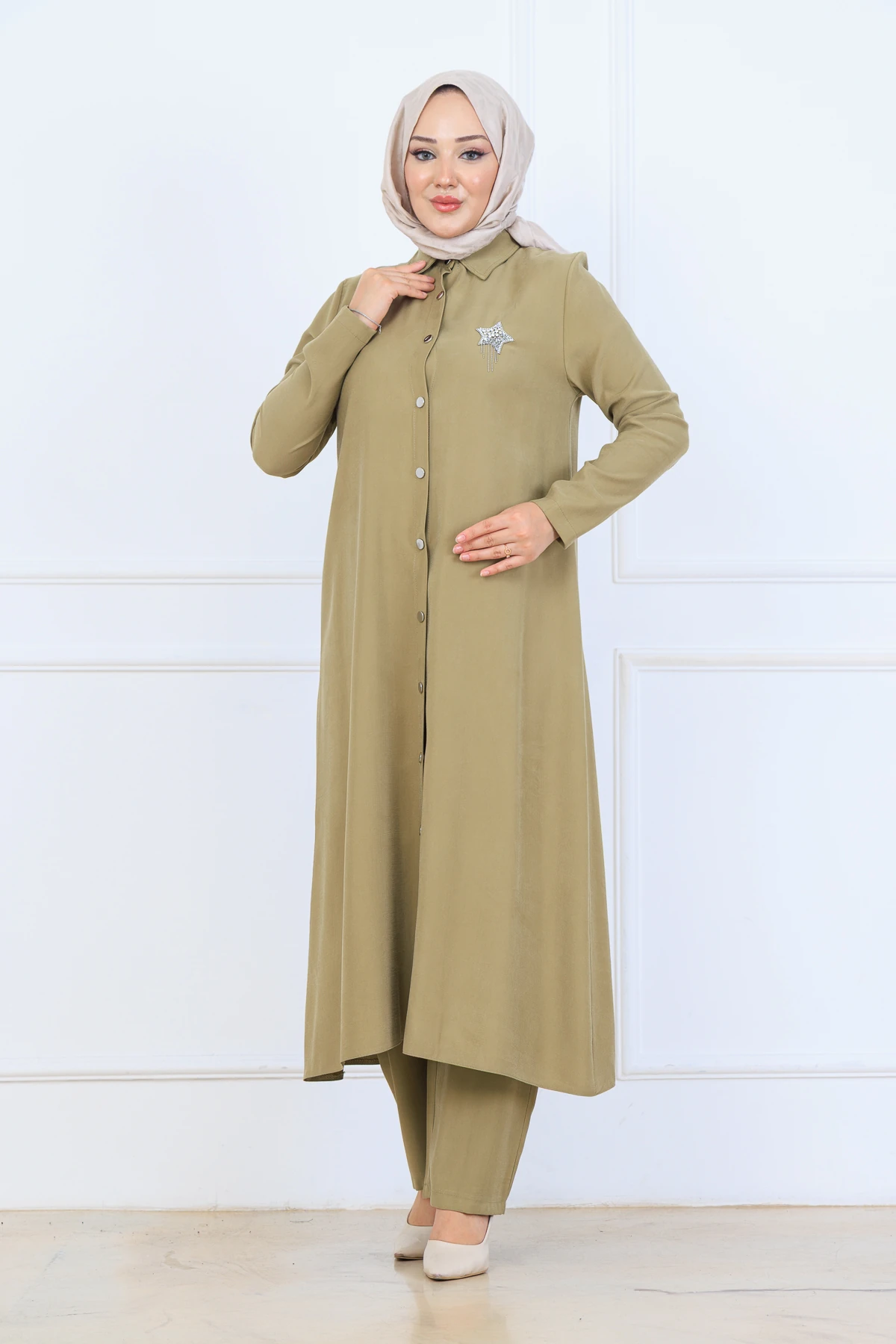 Yumuşak Organik Kumaş Gömlek Yaka Tesettür Kadın Uzun Tunik Pantolonlu İkili Takım 10133 - Yağ Yeşil