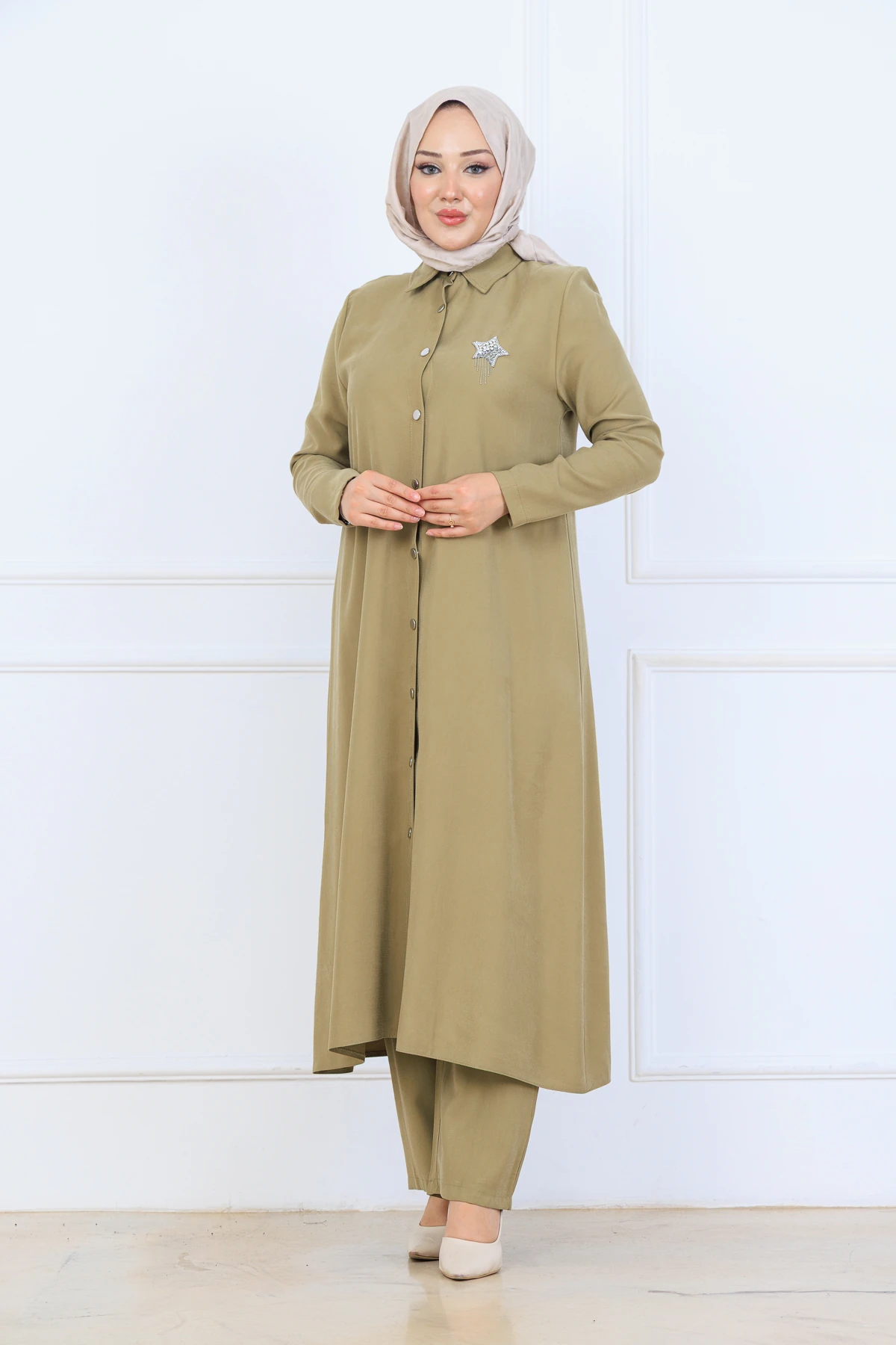 Yumuşak Organik Kumaş Gömlek Yaka Tesettür Kadın Uzun Tunik Pantolonlu İkili Takım 10133 - Yağ Yeşil
