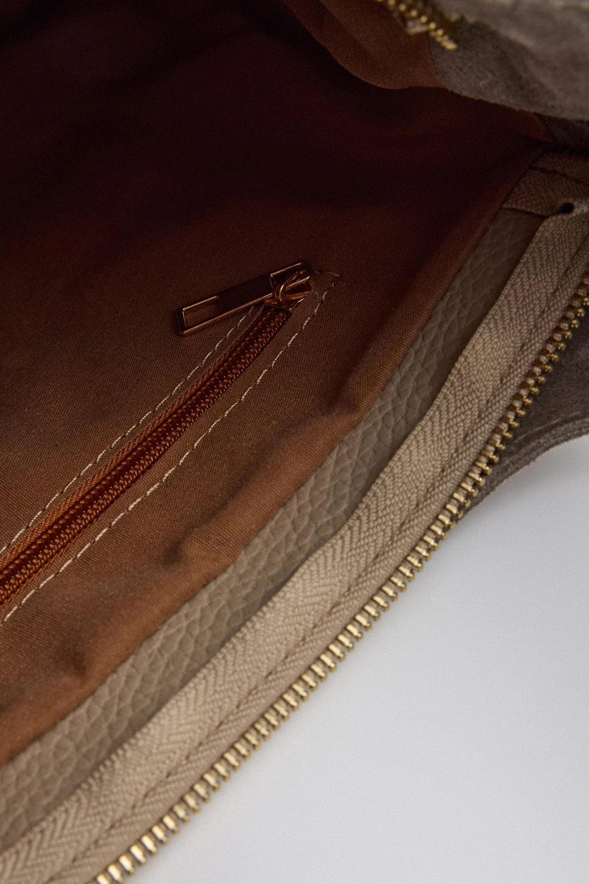 Velina, Hakiki Süet Deri Fermuar Kapama ve İç cep Detaylı Kadın Omuz Çantası - Vizon