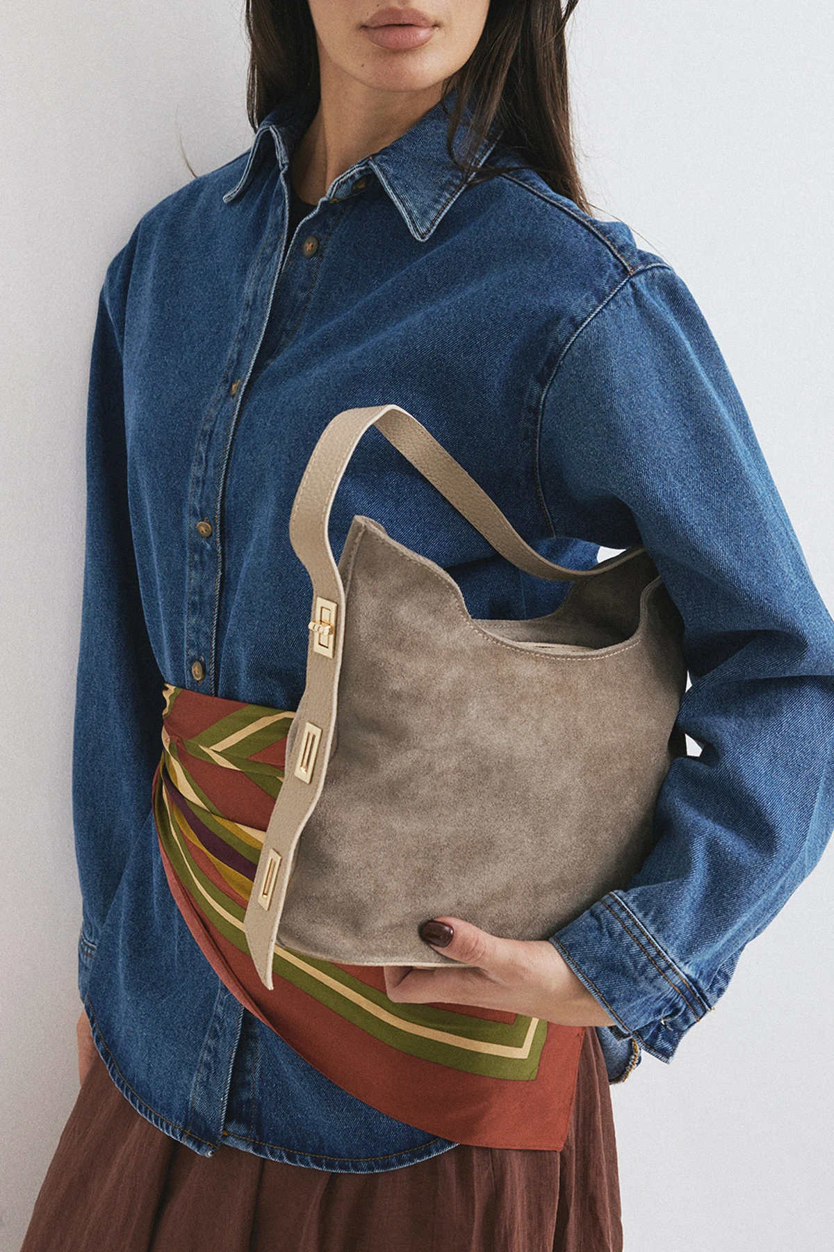 Velina, Hakiki Süet Deri Fermuar Kapama ve İç cep Detaylı Kadın Omuz Çantası - Vizon