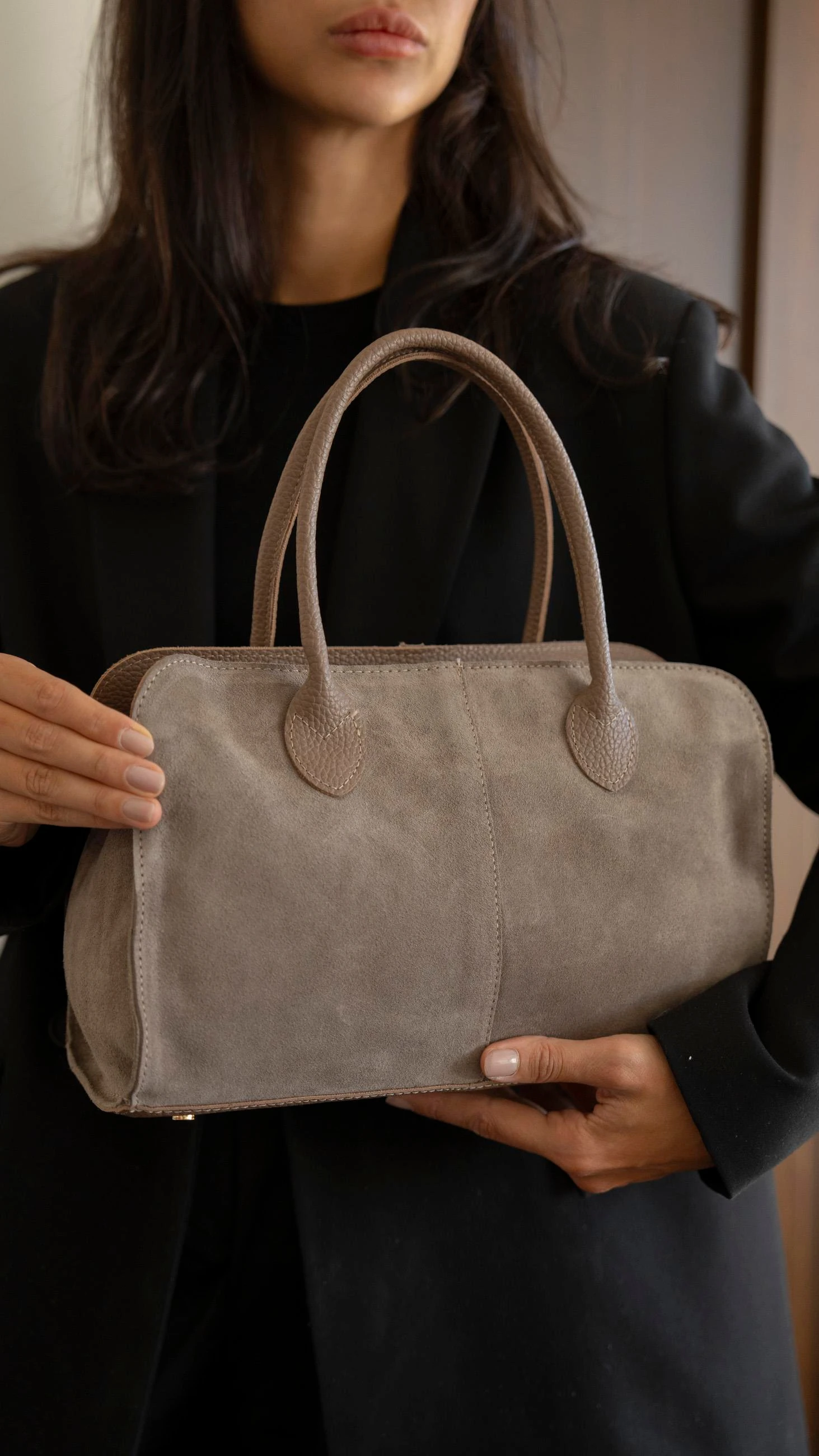 Arin, Hakiki Süet Deri Fermuar Kapama ve İç Cep Detaylı Kadın Omuz Çantası - Vizon