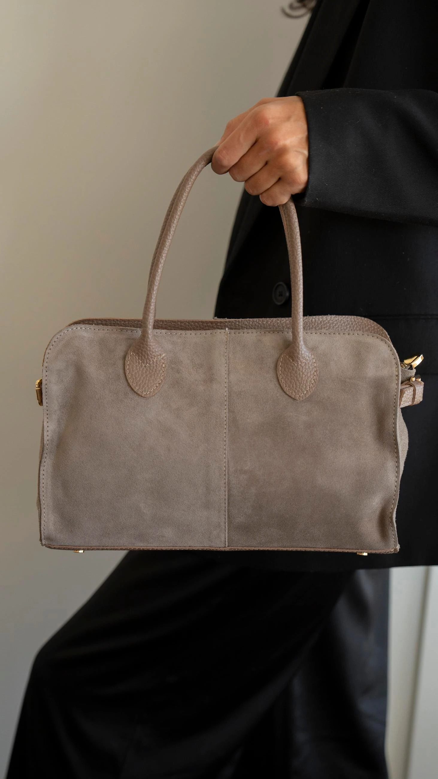 Arin, Hakiki Süet Deri Fermuar Kapama ve İç Cep Detaylı Kadın Omuz Çantası - Vizon