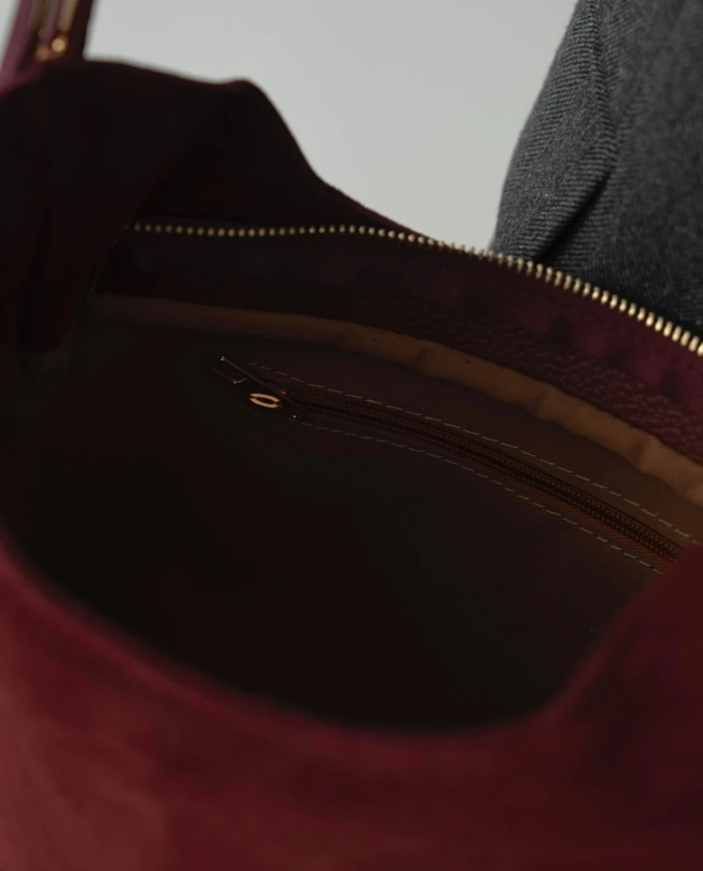 Velina, Hakiki Süet Deri Fermuar Kapama ve İç cep Detaylı Kadın Omuz Çantası - Bordo