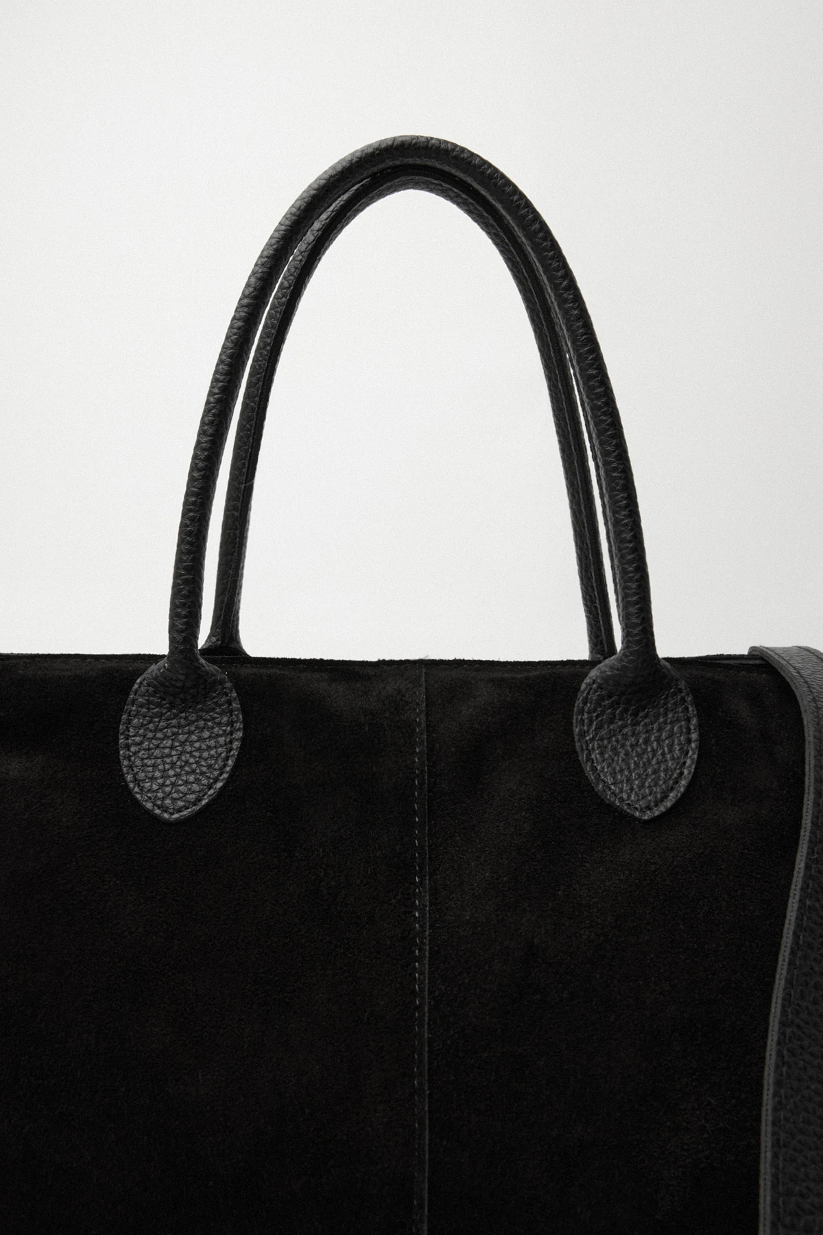 Arin, Hakiki Süet Deri Fermuar Kapama ve İç Cep Detaylı Kadın Omuz Çantası - Siyah