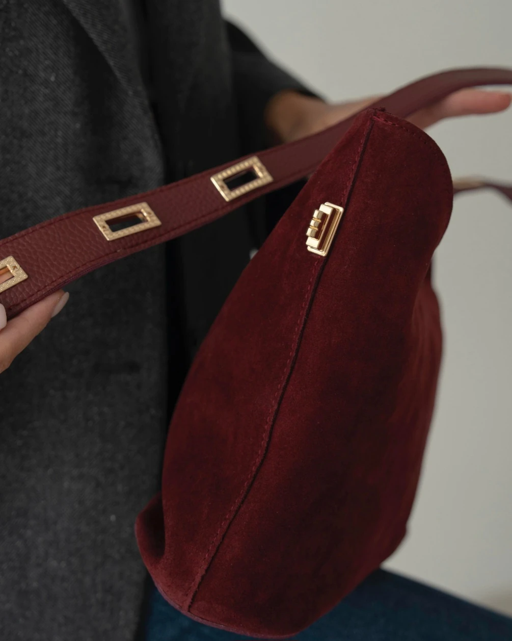 Velina, Hakiki Süet Deri Fermuar Kapama ve İç cep Detaylı Kadın Omuz Çantası - Bordo