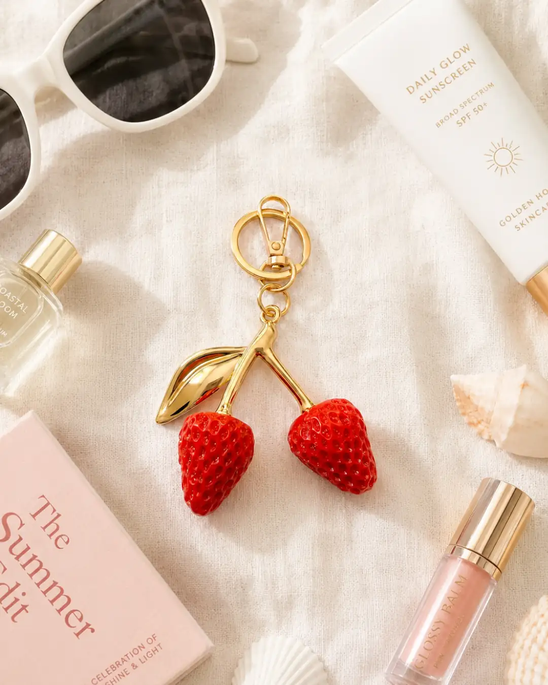 Gold Yapraklı Çilek Anahtarlık – Parlak Kırmızı Çanta Charmı 🍓✨