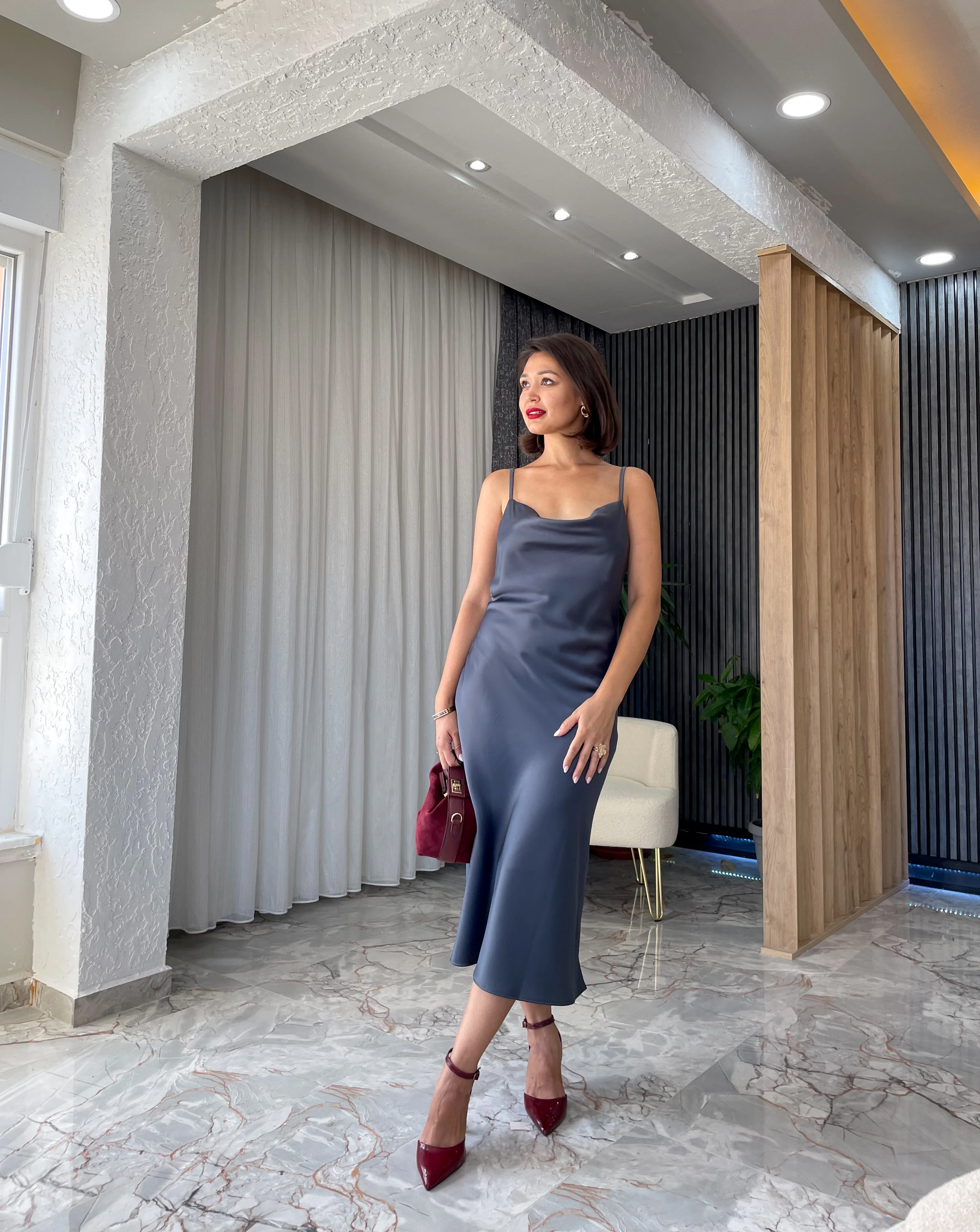 ASKILI SATEN ELBİSE - GRİ