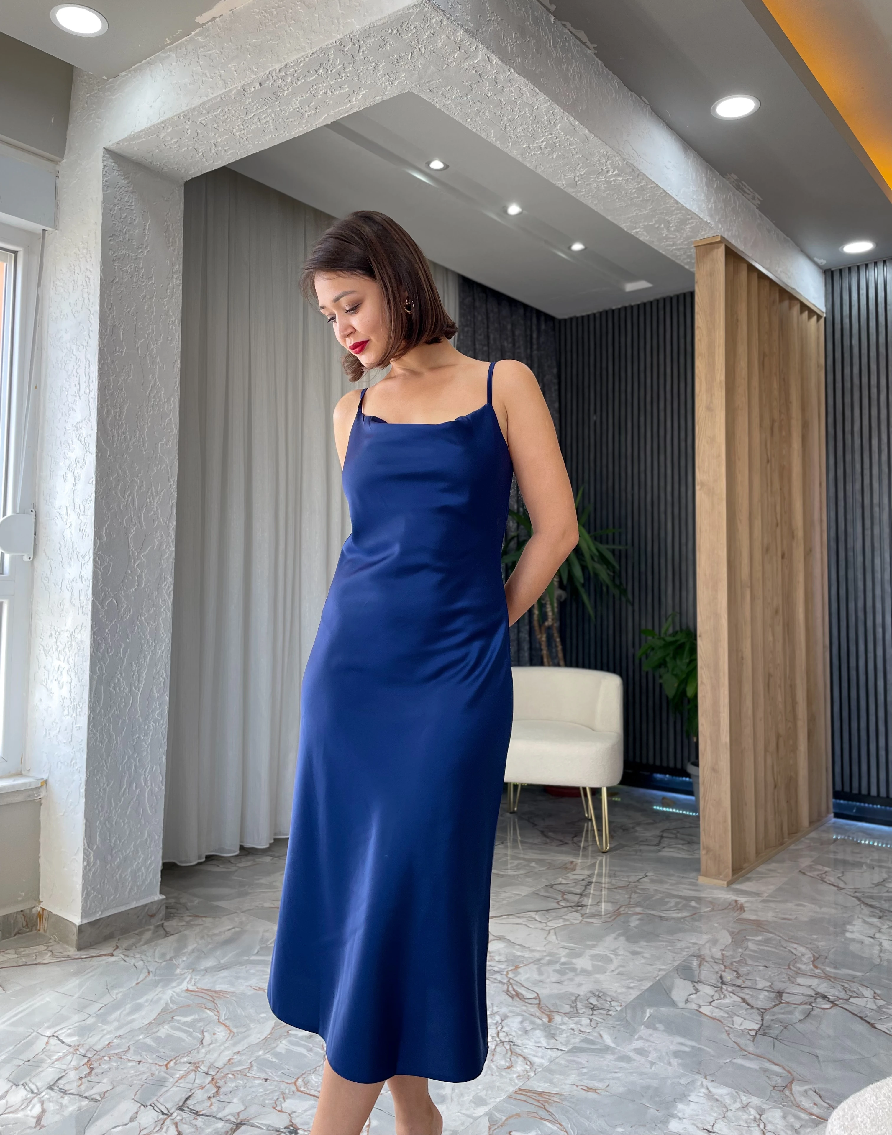 ASKILI SATEN ELBİSE