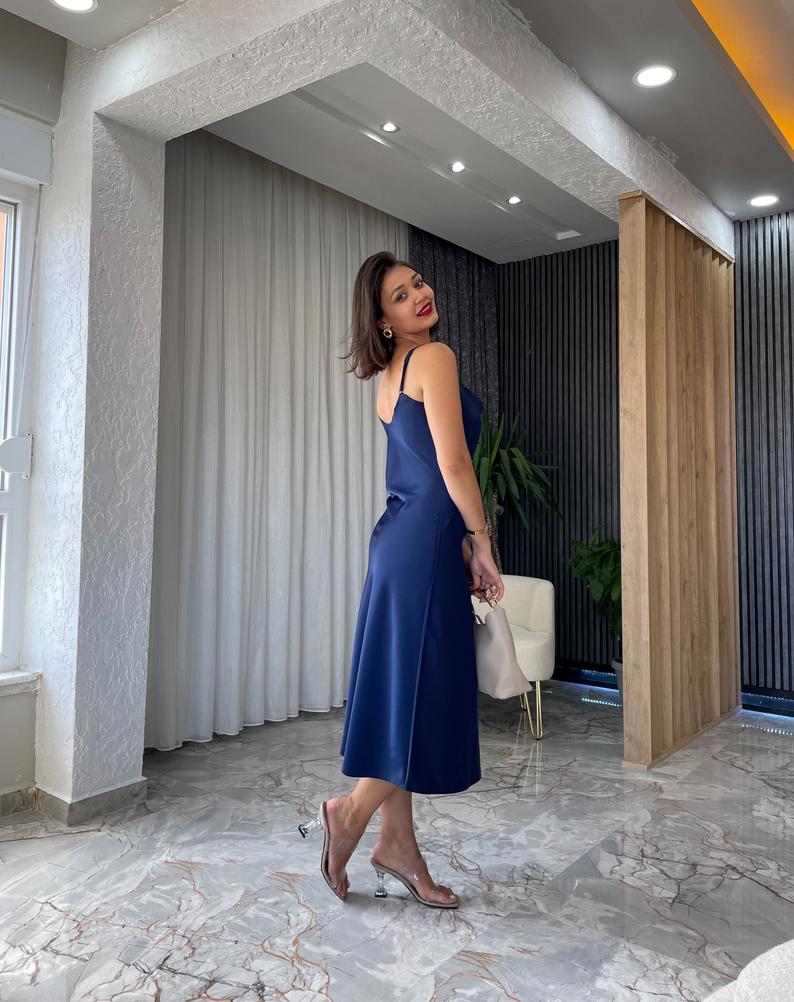 ASKILI SATEN ELBİSE