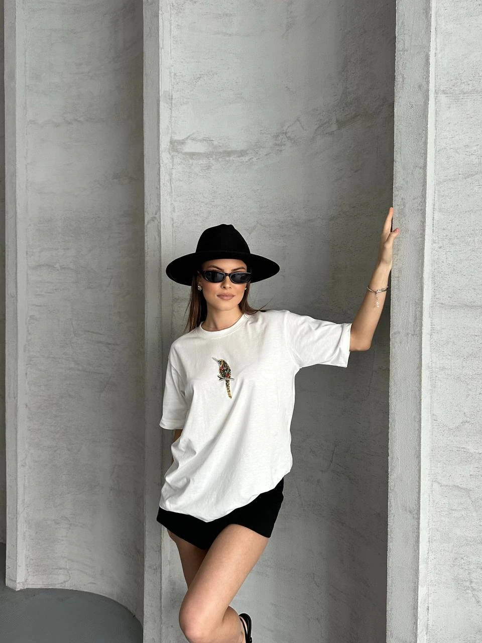 KUŞ MOTİFLİ TAŞLI T-SHIRT