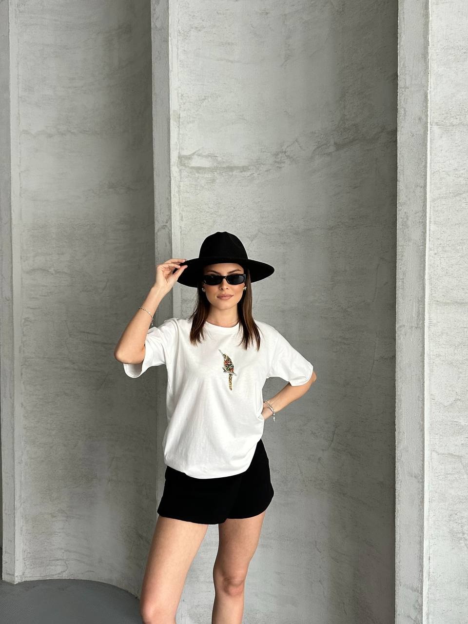 KUŞ MOTİFLİ TAŞLI T-SHIRT