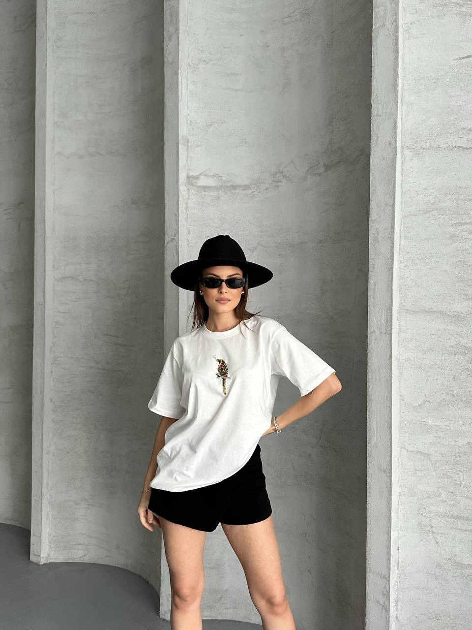 KUŞ MOTİFLİ TAŞLI T-SHIRT