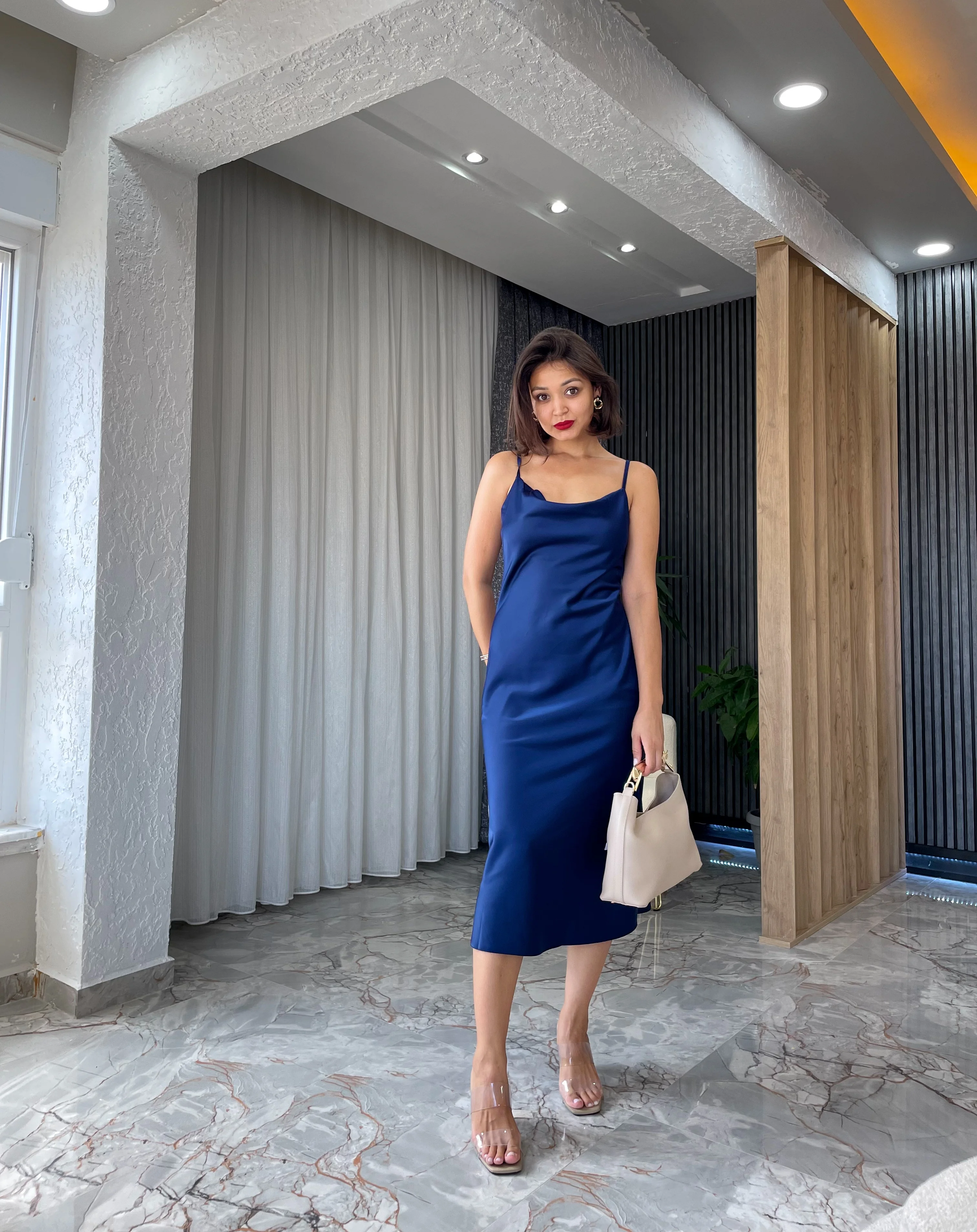 ASKILI SATEN ELBİSE