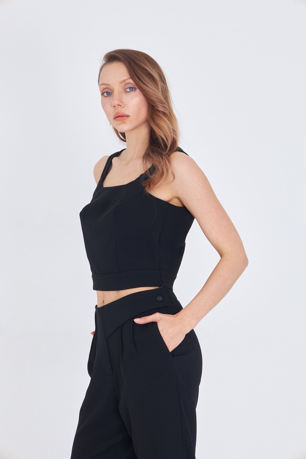 SIRT DETAYLI SİYAH CROP BLUZ