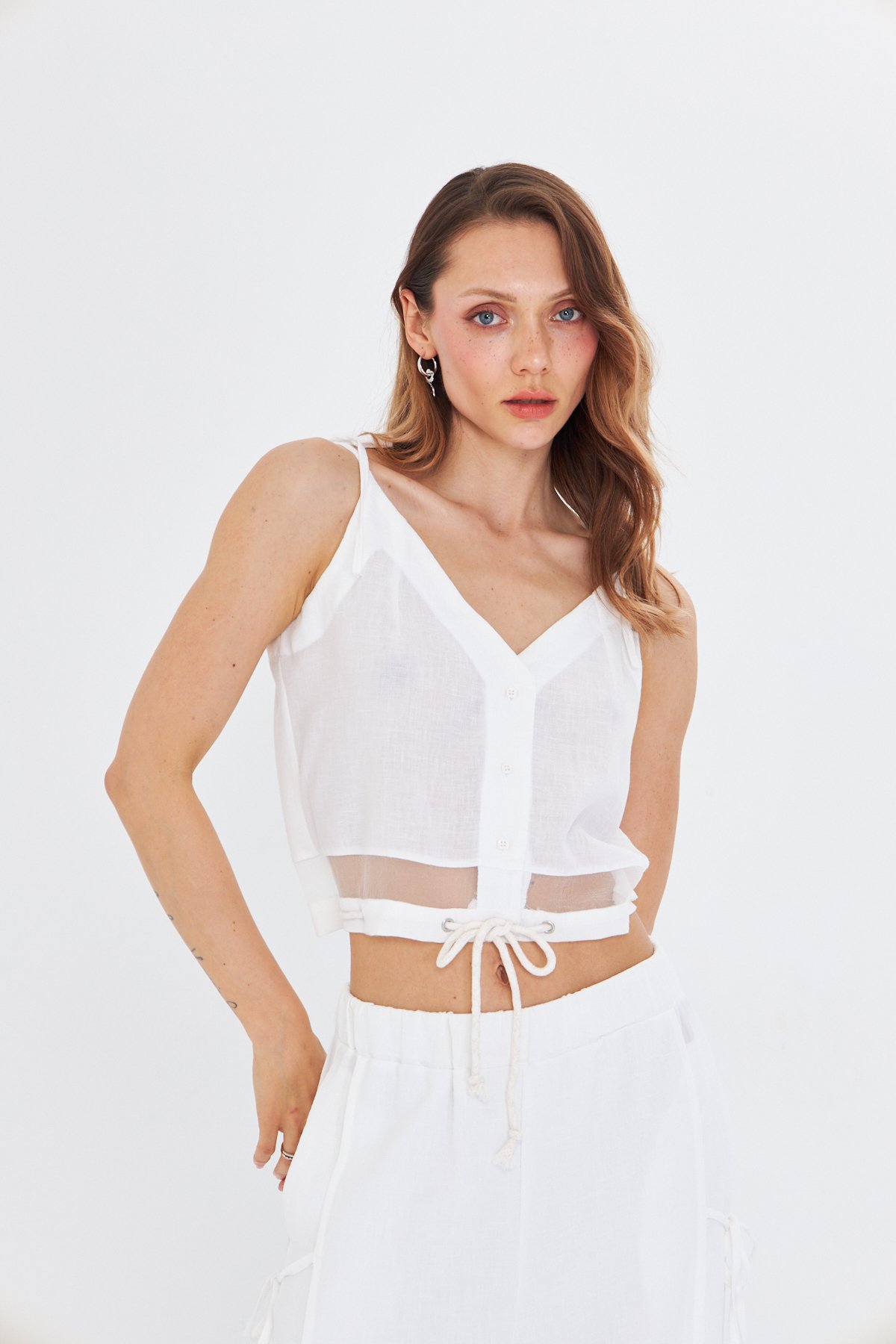 İP ASKILI BEYAZ CROP  KETEN BLUZ