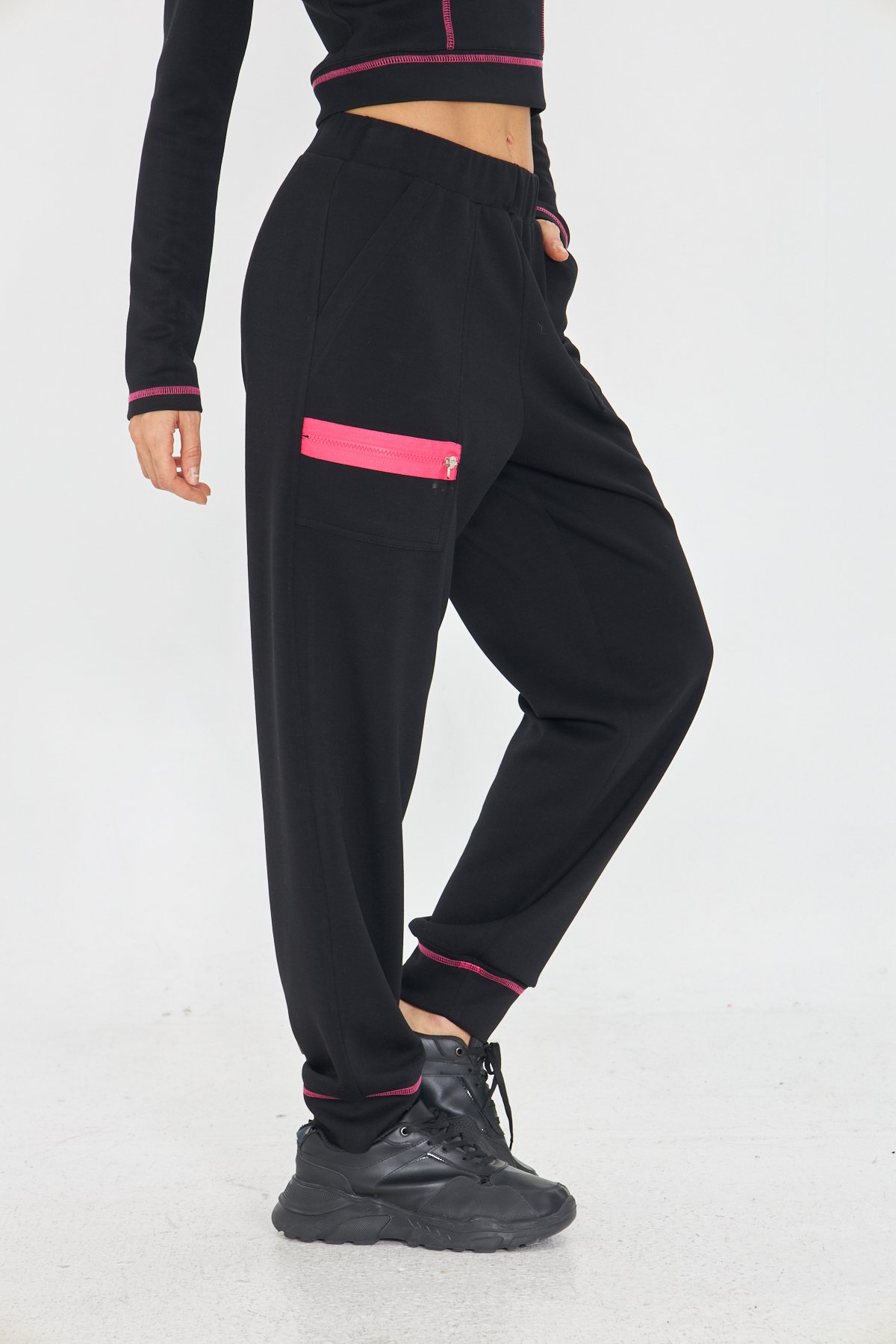 PEMBE DİKİŞ DETAYLI SİYAH MODAL JOGGER