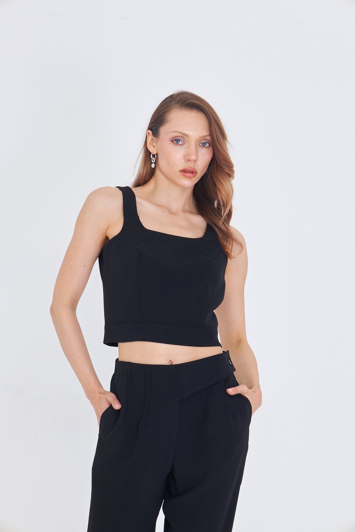 SIRT DETAYLI SİYAH CROP BLUZ