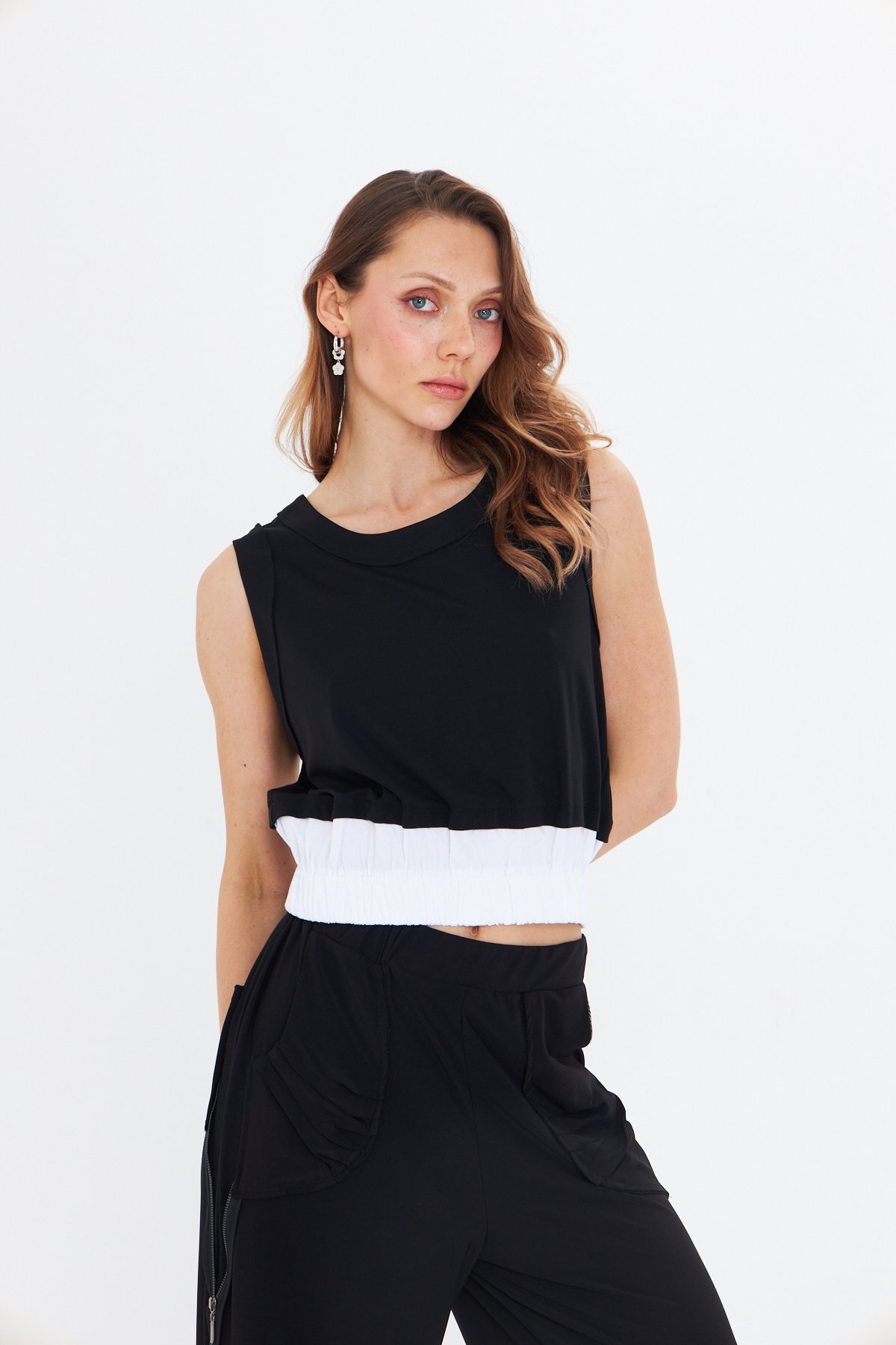 SIRT DETAYLI SİYAH BASIC CROP BLUZ