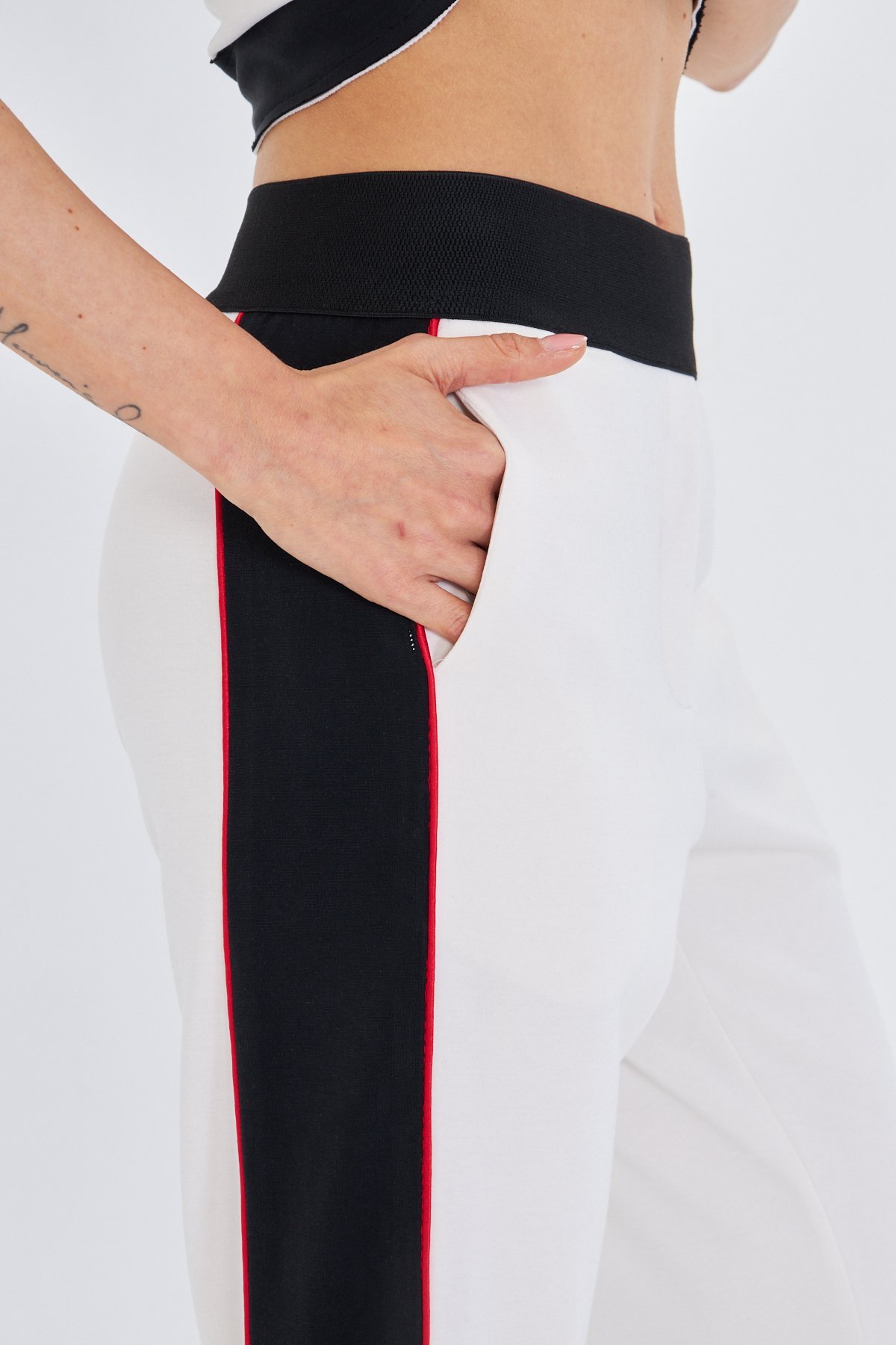 KIRMIZI ŞERİTLİ BEYAZ MODAL JOGGER