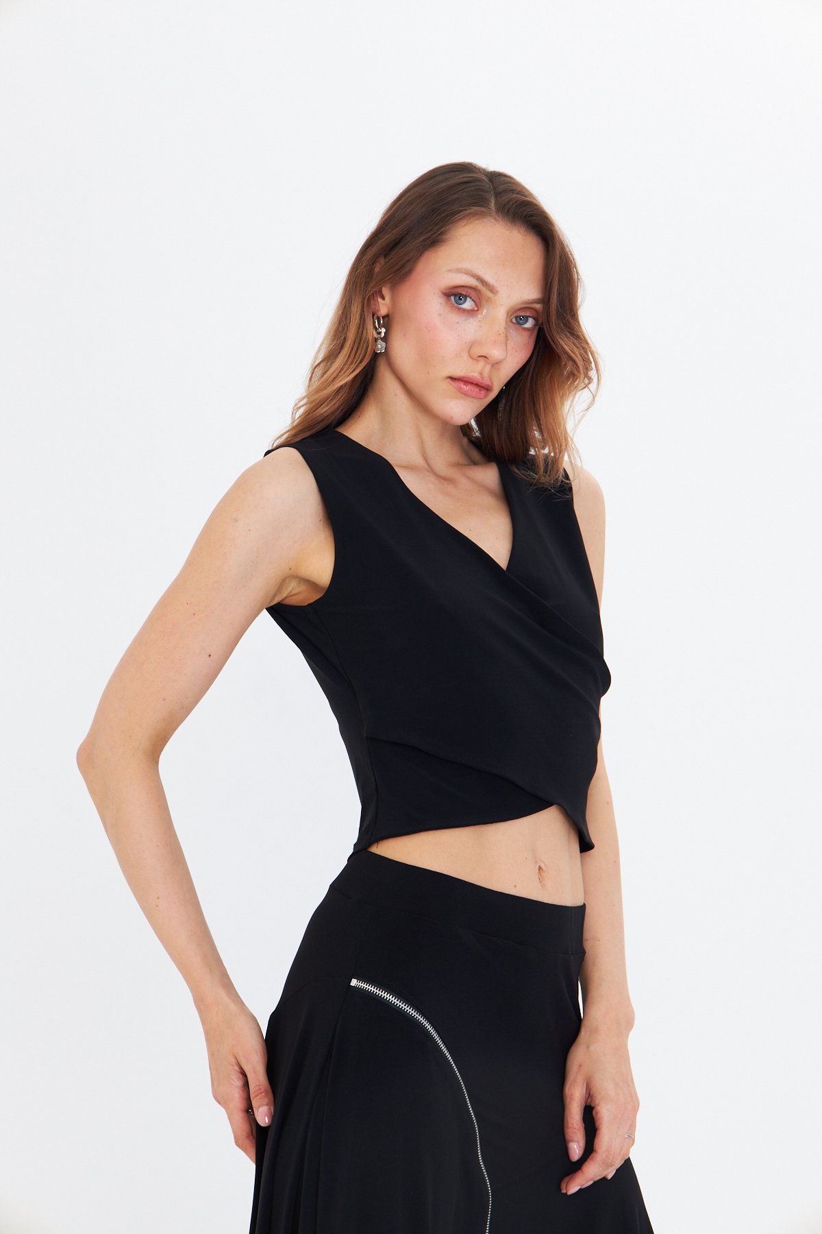 KRUVAZE YAKA SİYAH CROP BLUZ