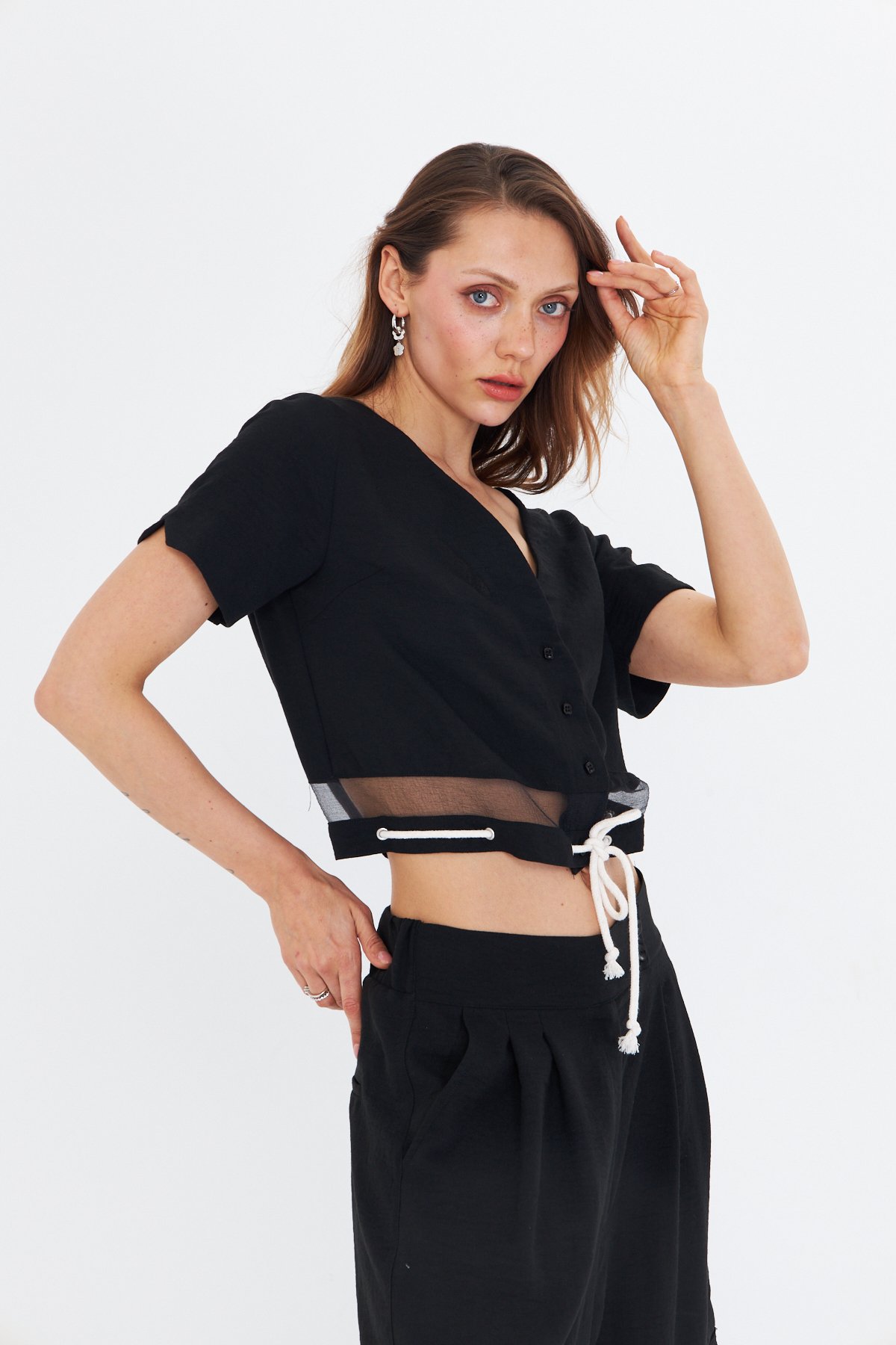 YARIM KOLLU SİYAH KETEN DÜĞMELİ CROP CEKET