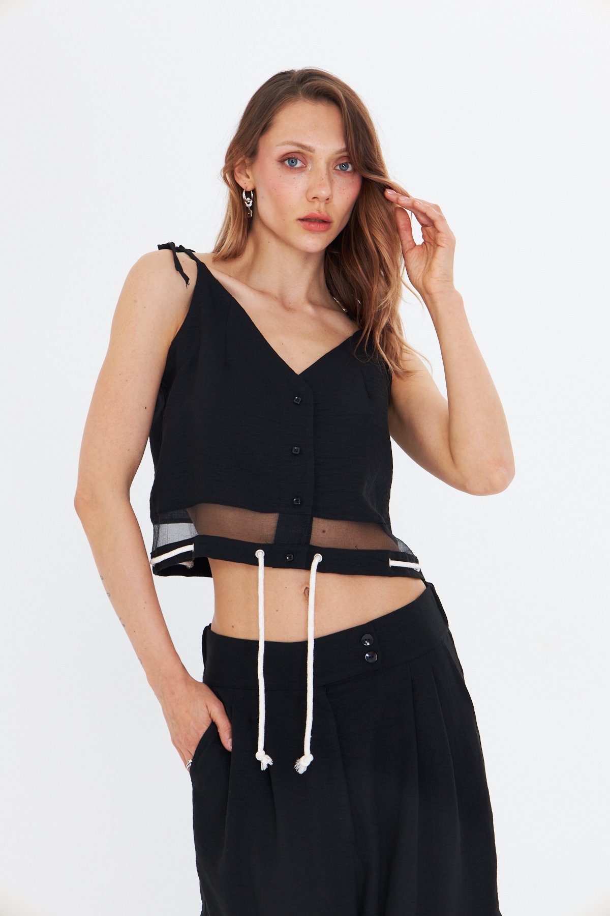 İP ASKILI SİYAH CROP  KETEN BLUZ
