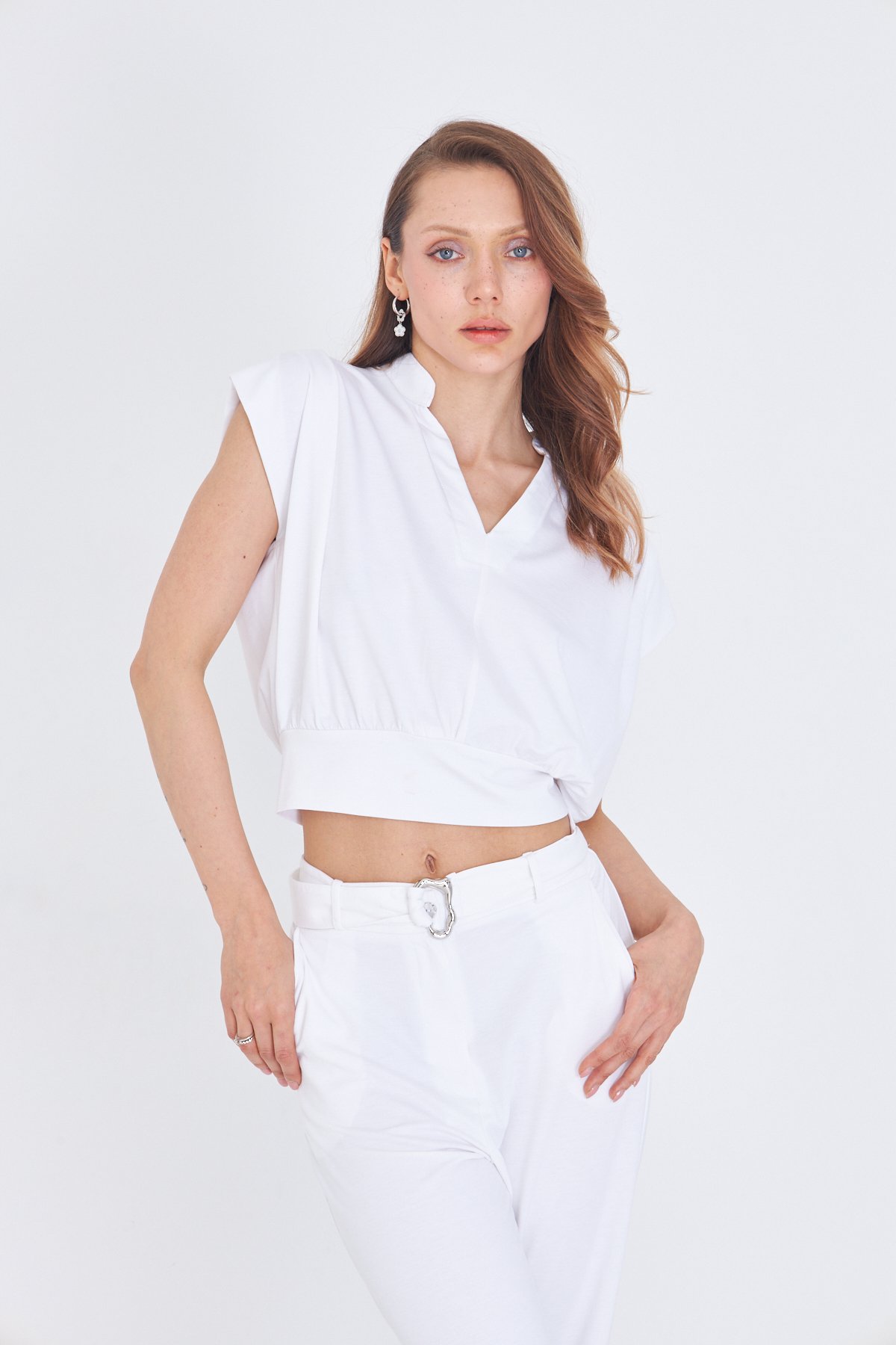 V YAKA BEYAZ CROP BLUZ 