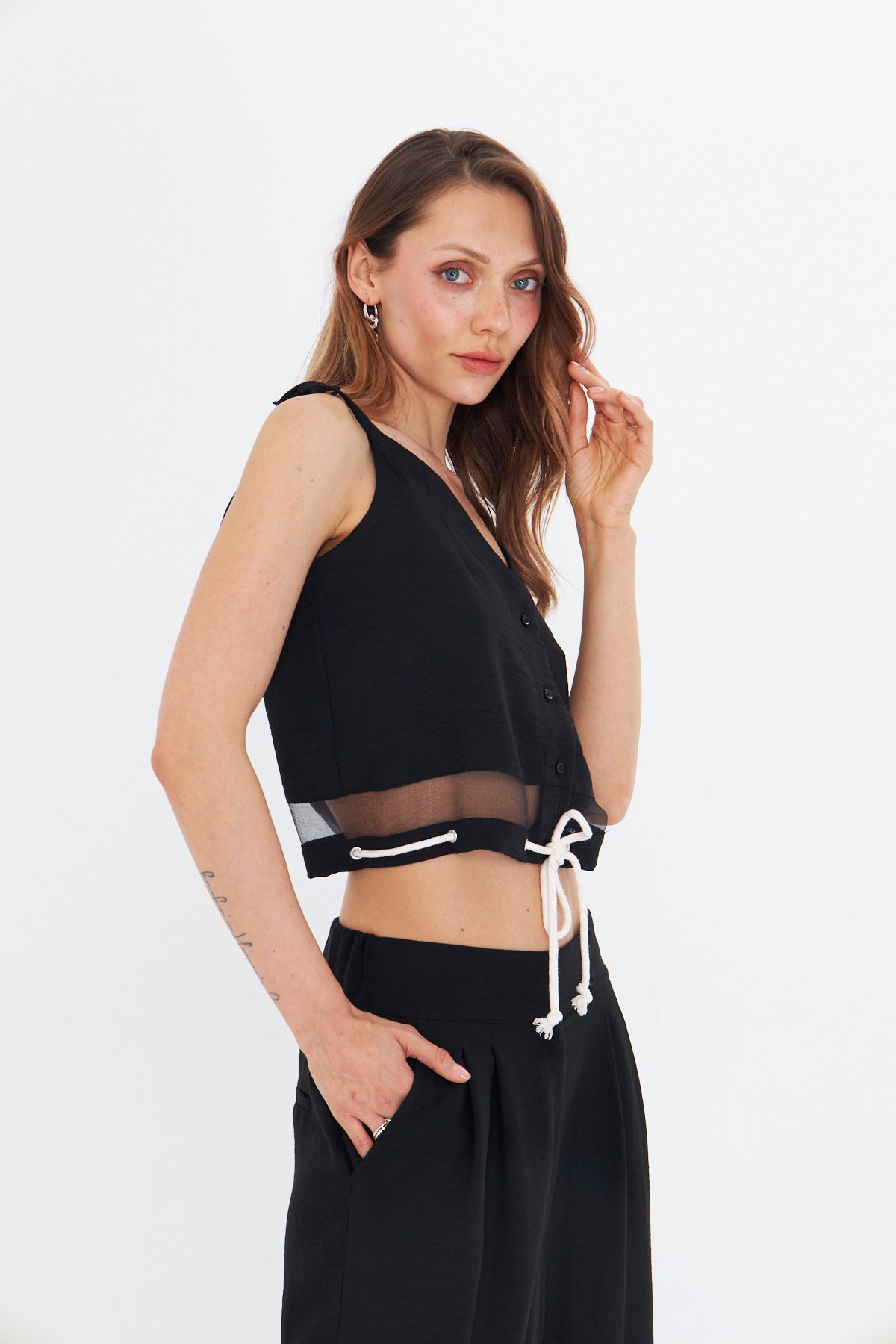 İP ASKILI SİYAH CROP  KETEN BLUZ