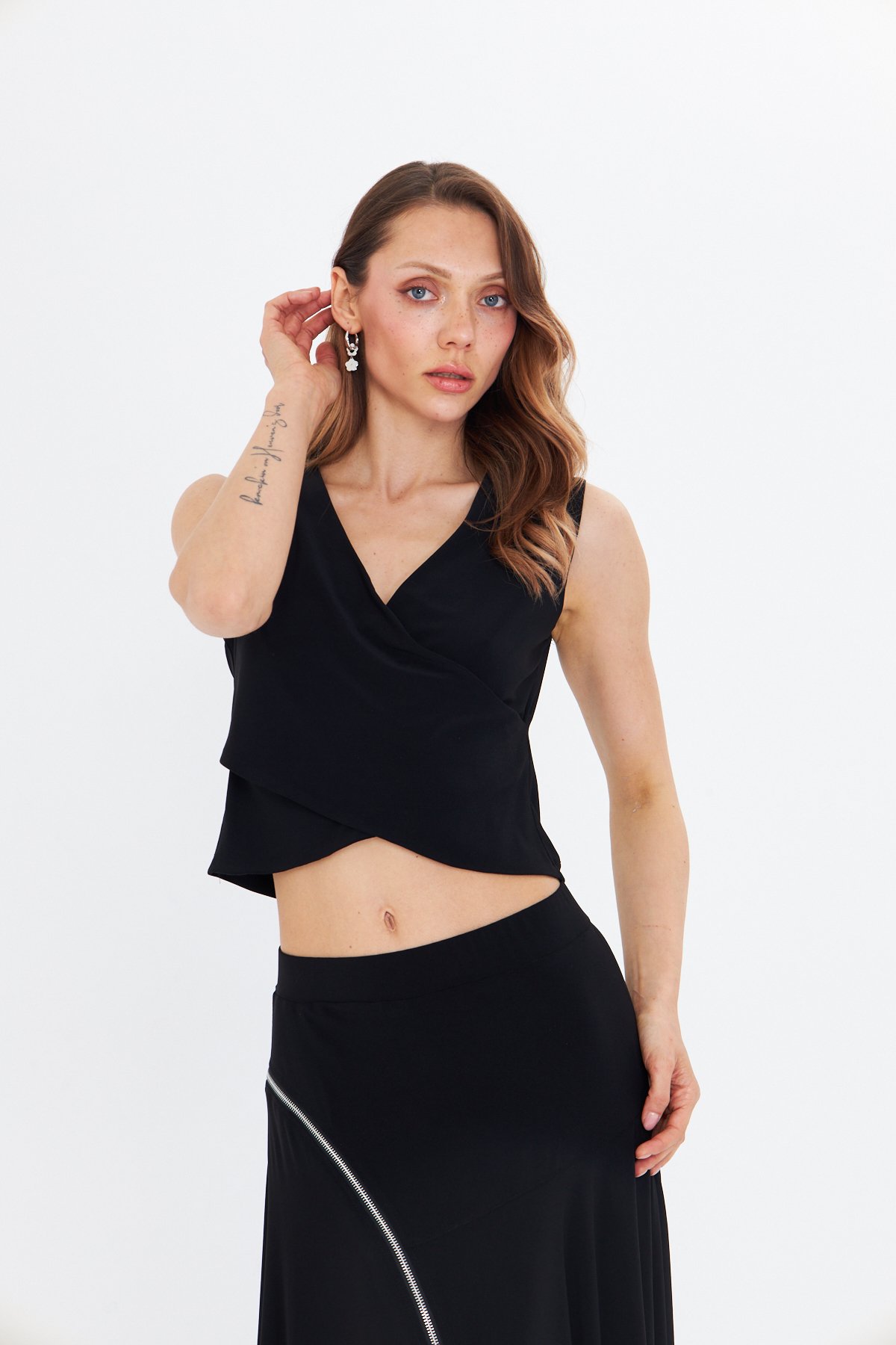 KRUVAZE YAKA SİYAH CROP BLUZ