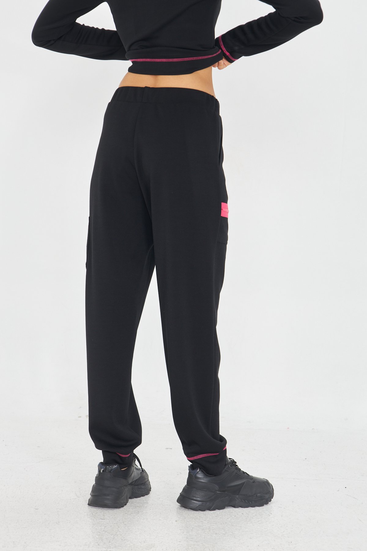 PEMBE DİKİŞ DETAYLI SİYAH MODAL JOGGER