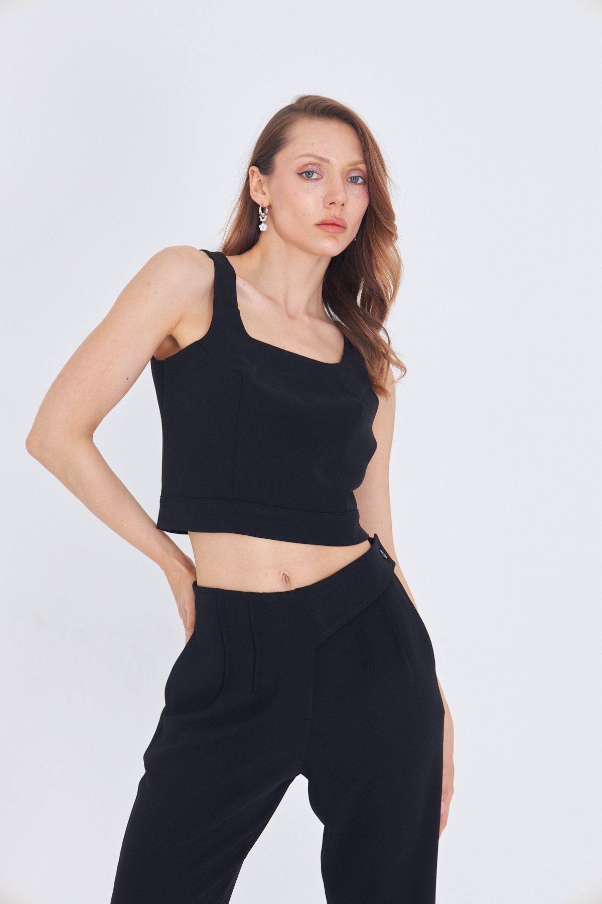 SIRT DETAYLI SİYAH CROP BLUZ