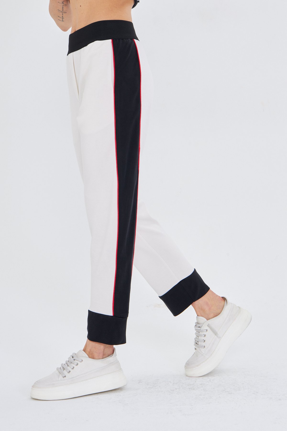 KIRMIZI ŞERİTLİ BEYAZ MODAL JOGGER