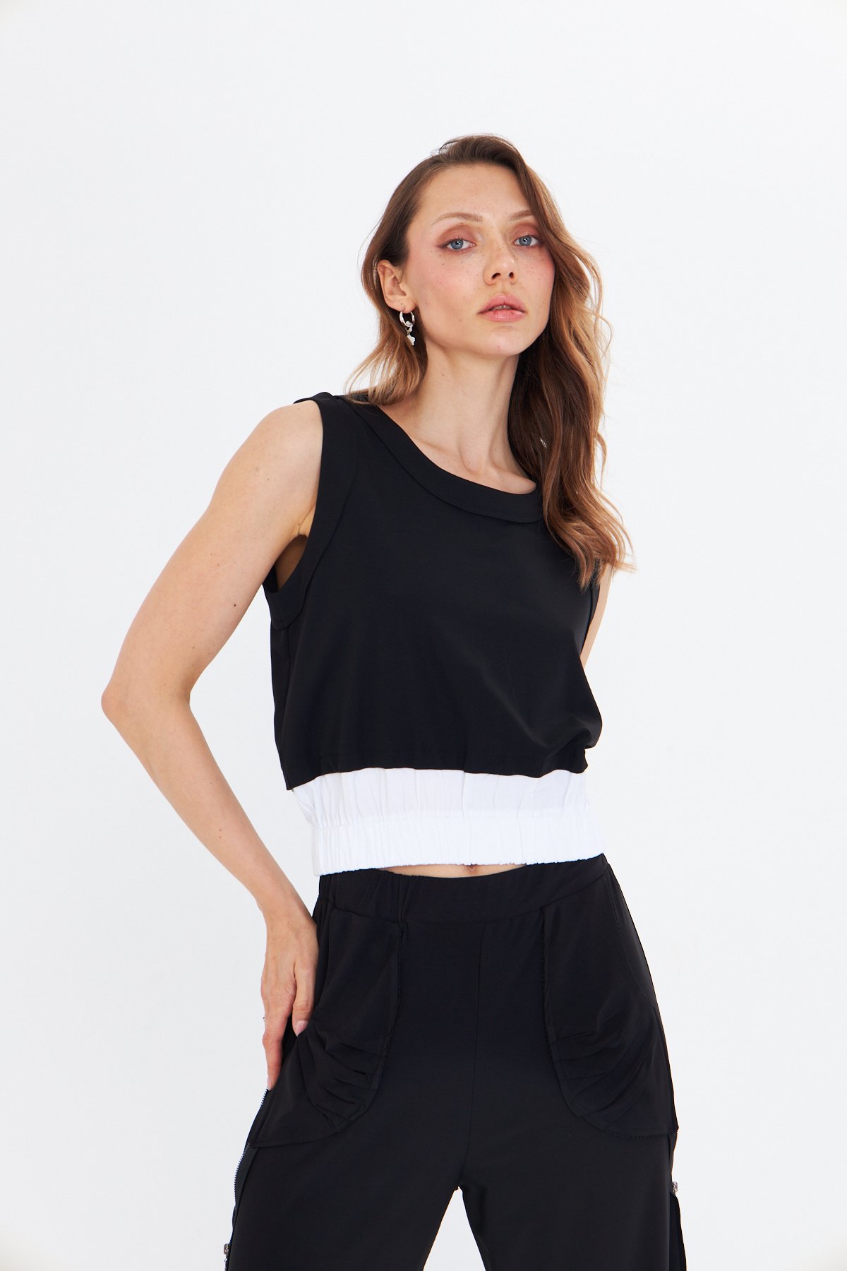 SIRT DETAYLI SİYAH BASIC CROP BLUZ