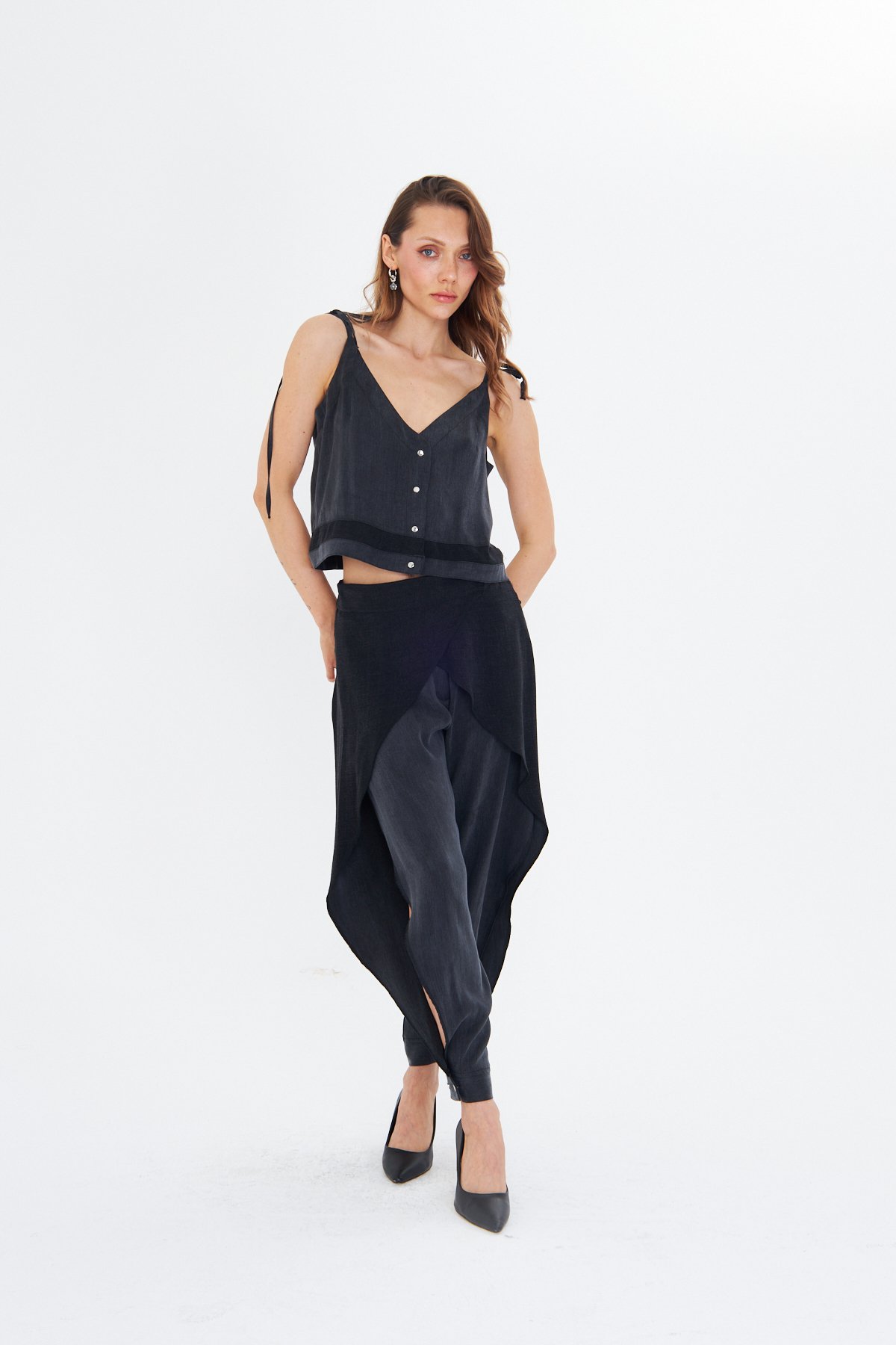 İP ASKILI SİYAH OKALİPTÜS CROP BLUZ 