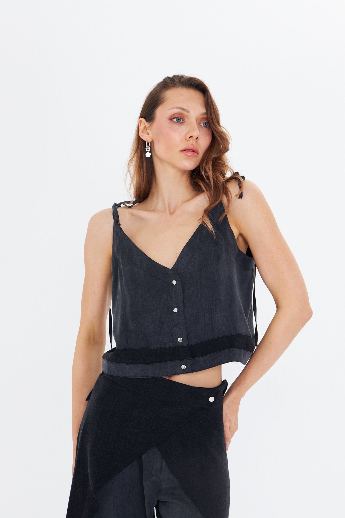 İP ASKILI SİYAH OKALİPTÜS CROP BLUZ 