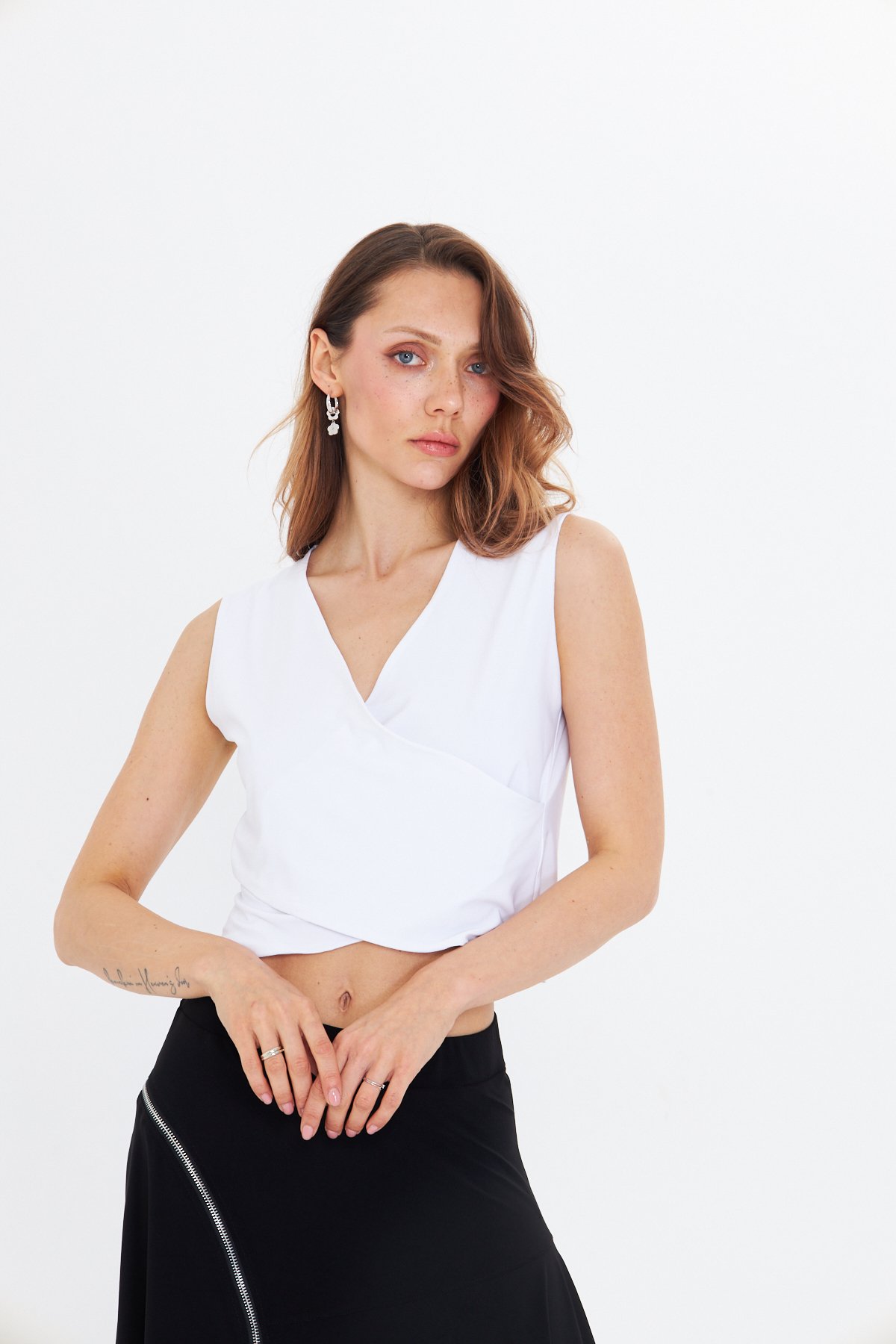 KRUVAZE YAKA BEYAZ CROP BLUZ