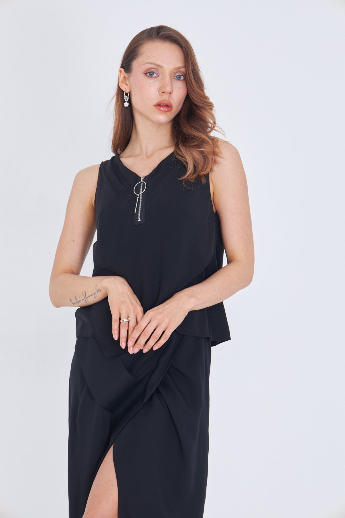 SİYAH TENCEL KUMAŞ KOLSUZ BLUZ