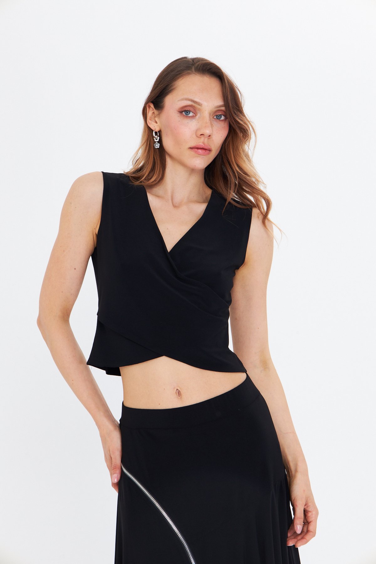 KRUVAZE YAKA SİYAH CROP BLUZ