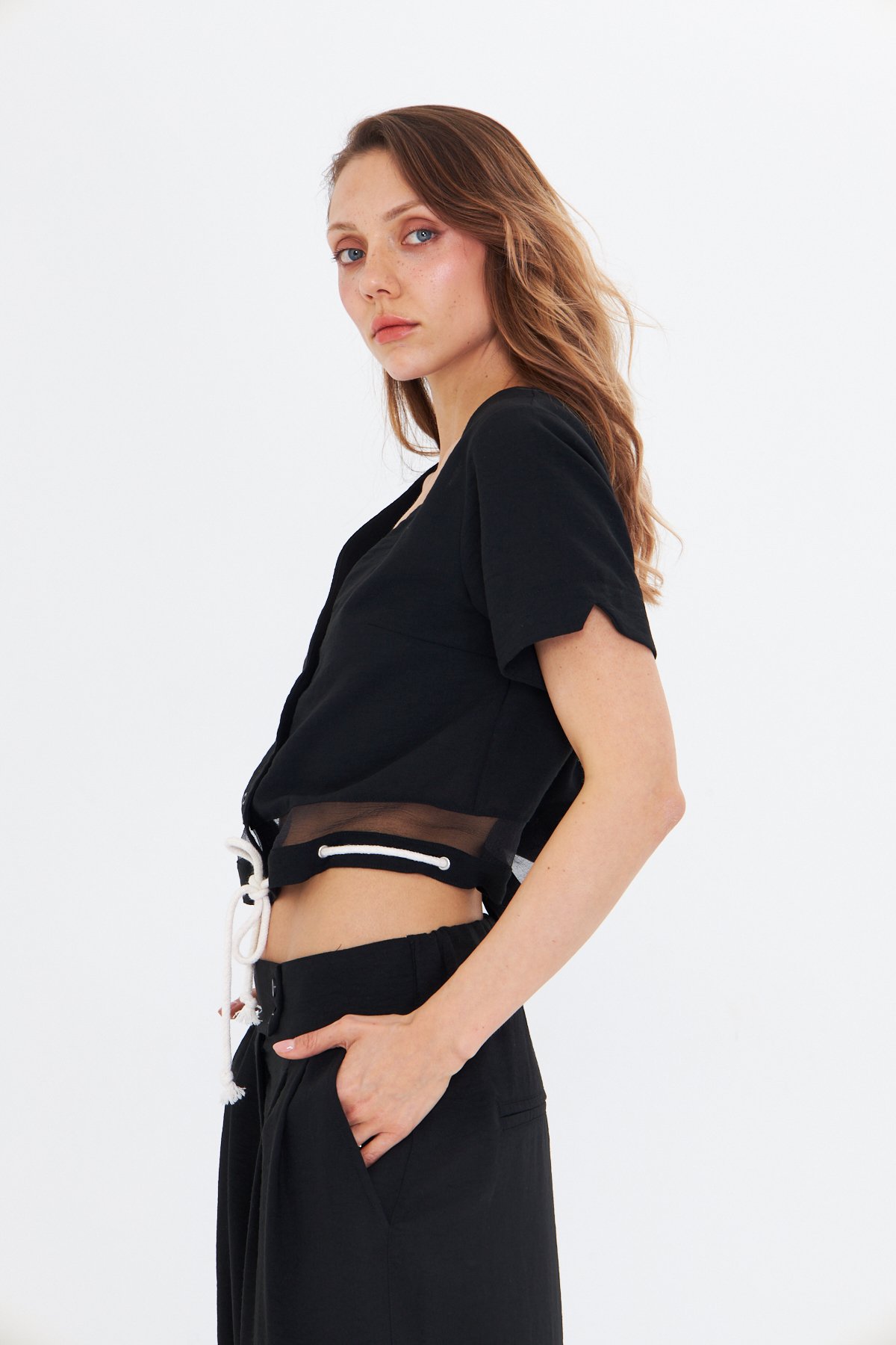 YARIM KOLLU SİYAH KETEN DÜĞMELİ CROP CEKET