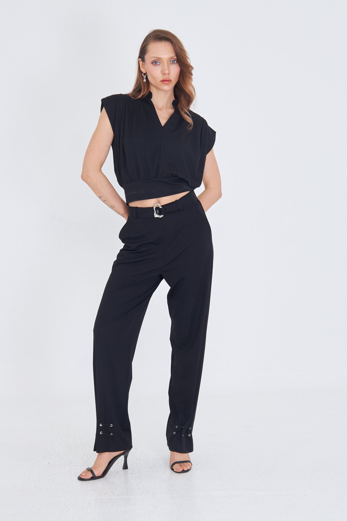 V YAKA SİYAH CROP BLUZ 