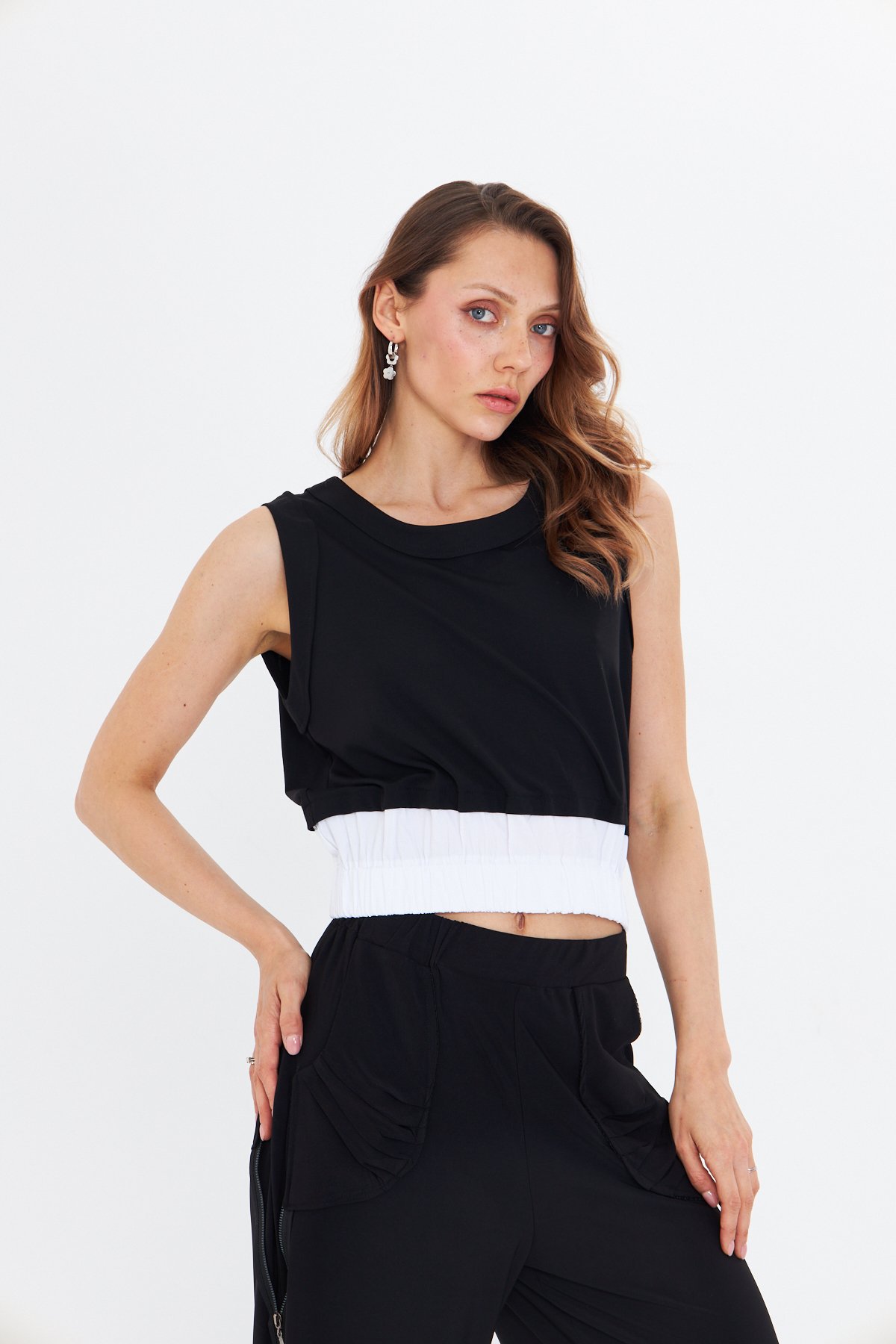 SIRT DETAYLI SİYAH BASIC CROP BLUZ