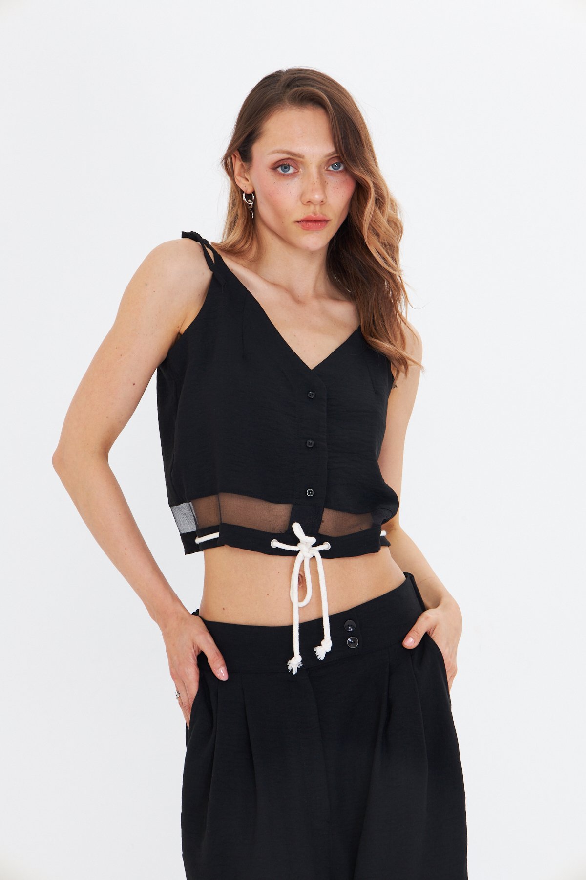 İP ASKILI SİYAH CROP  KETEN BLUZ
