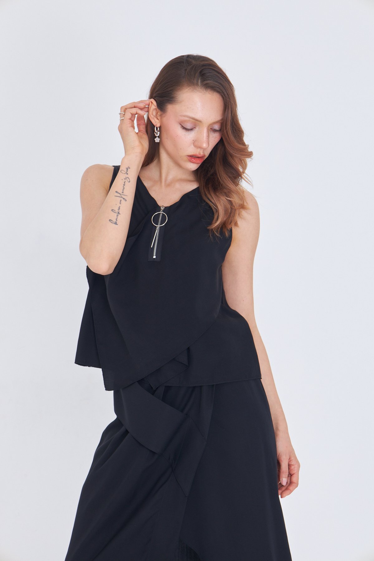 SİYAH TENCEL KUMAŞ KOLSUZ BLUZ