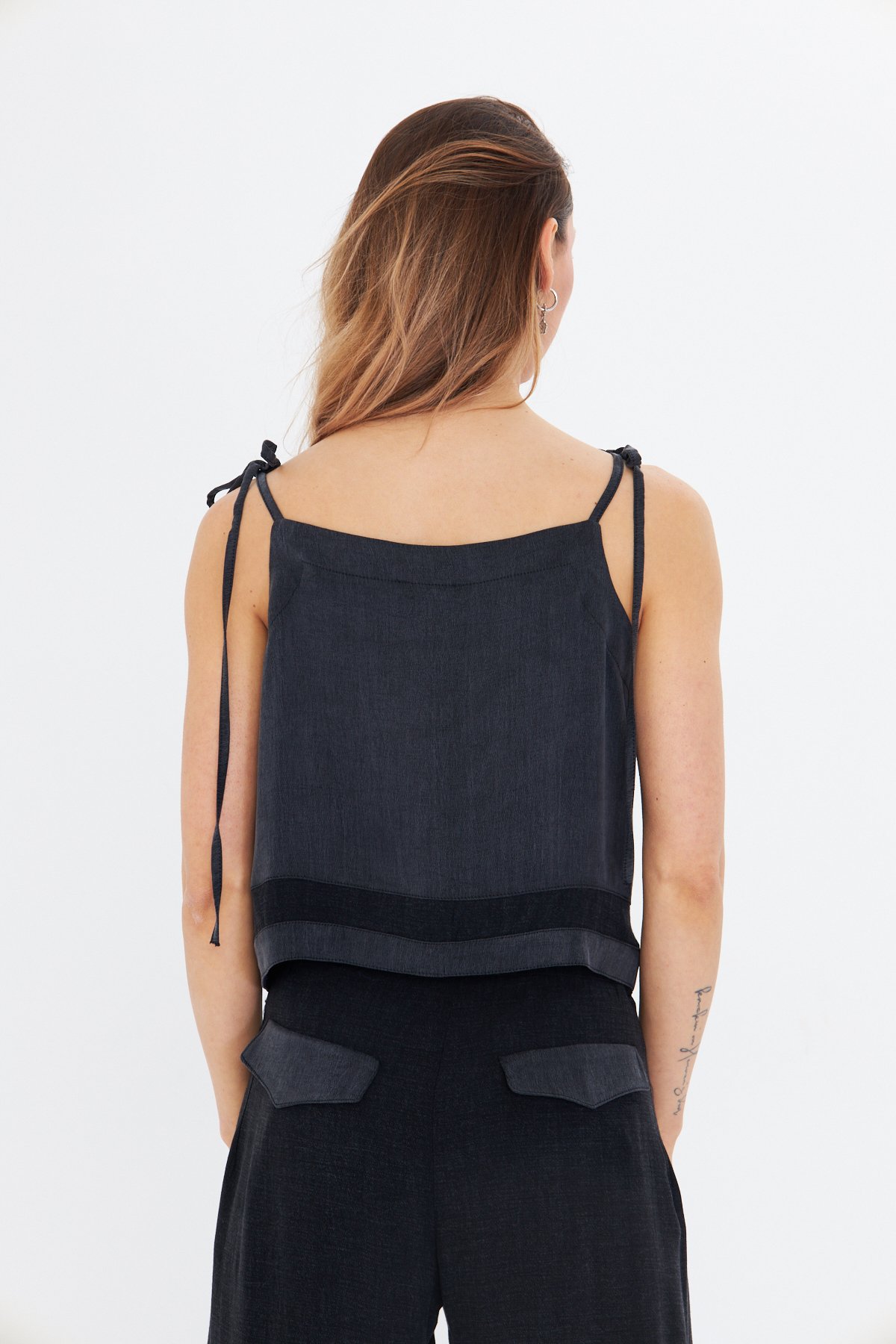 İP ASKILI SİYAH OKALİPTÜS CROP BLUZ 
