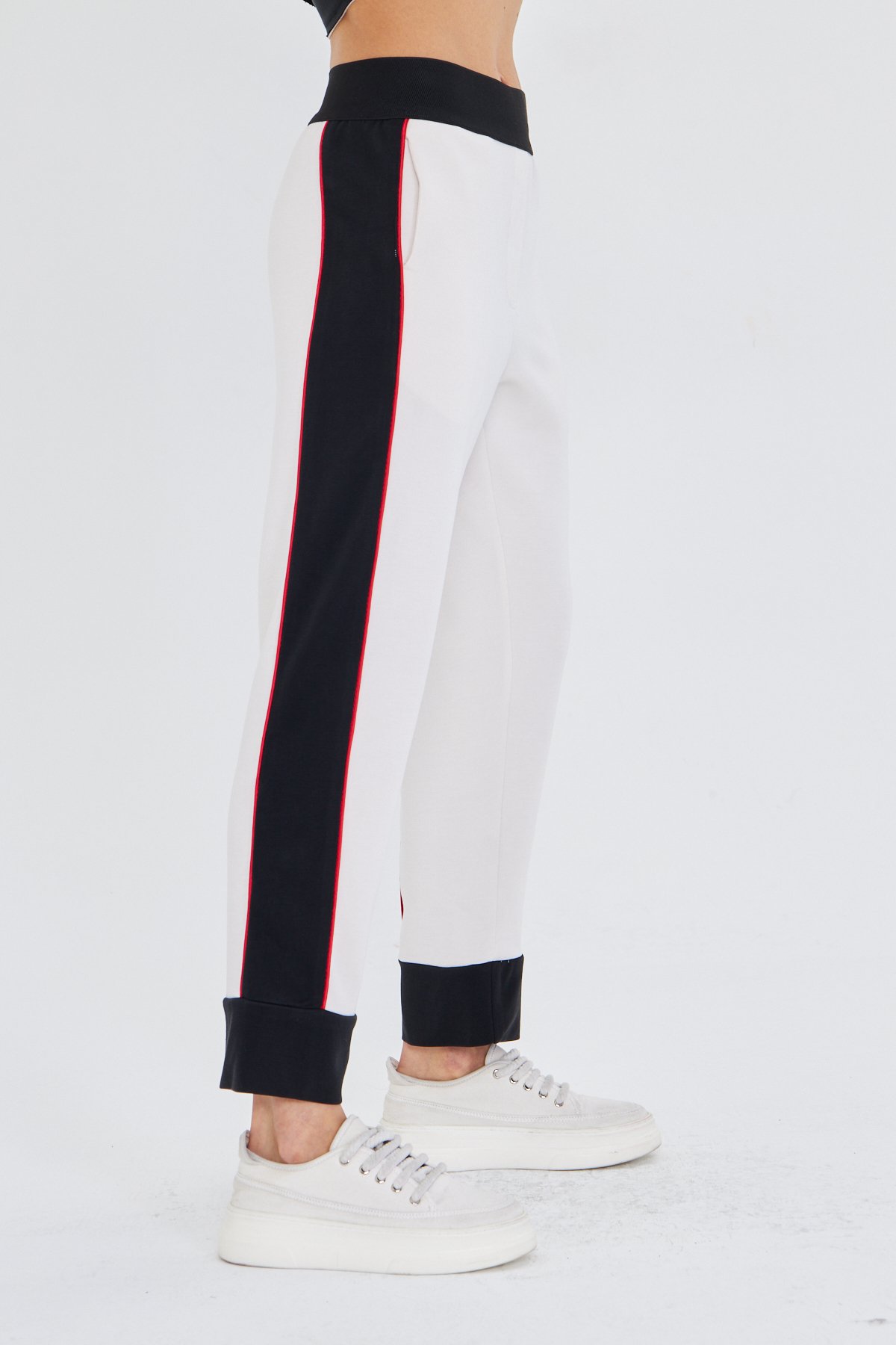 KIRMIZI ŞERİTLİ BEYAZ MODAL JOGGER