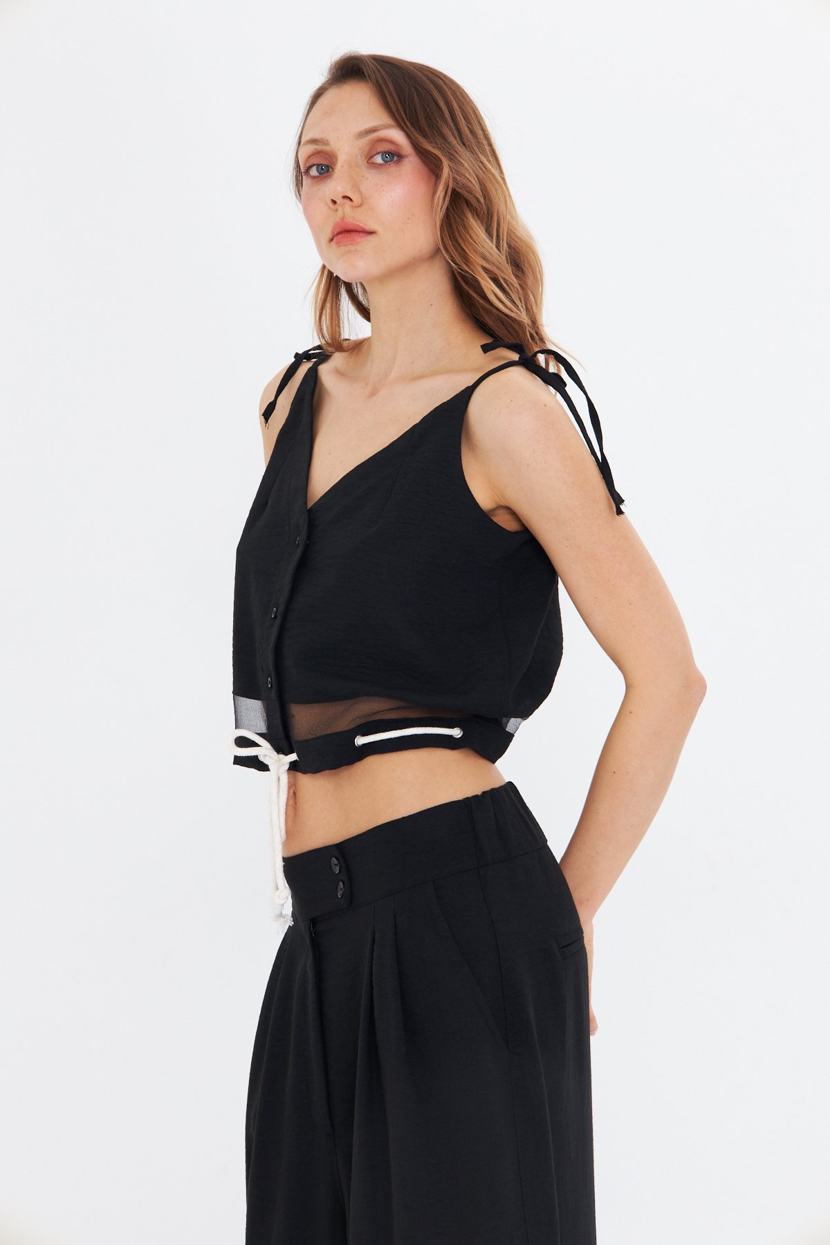 İP ASKILI SİYAH CROP  KETEN BLUZ