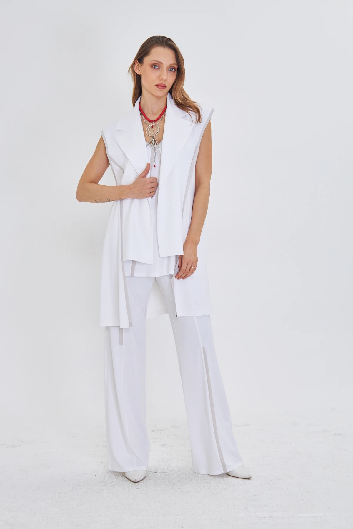 KOLSUZ BEYAZ MODAL YELEK